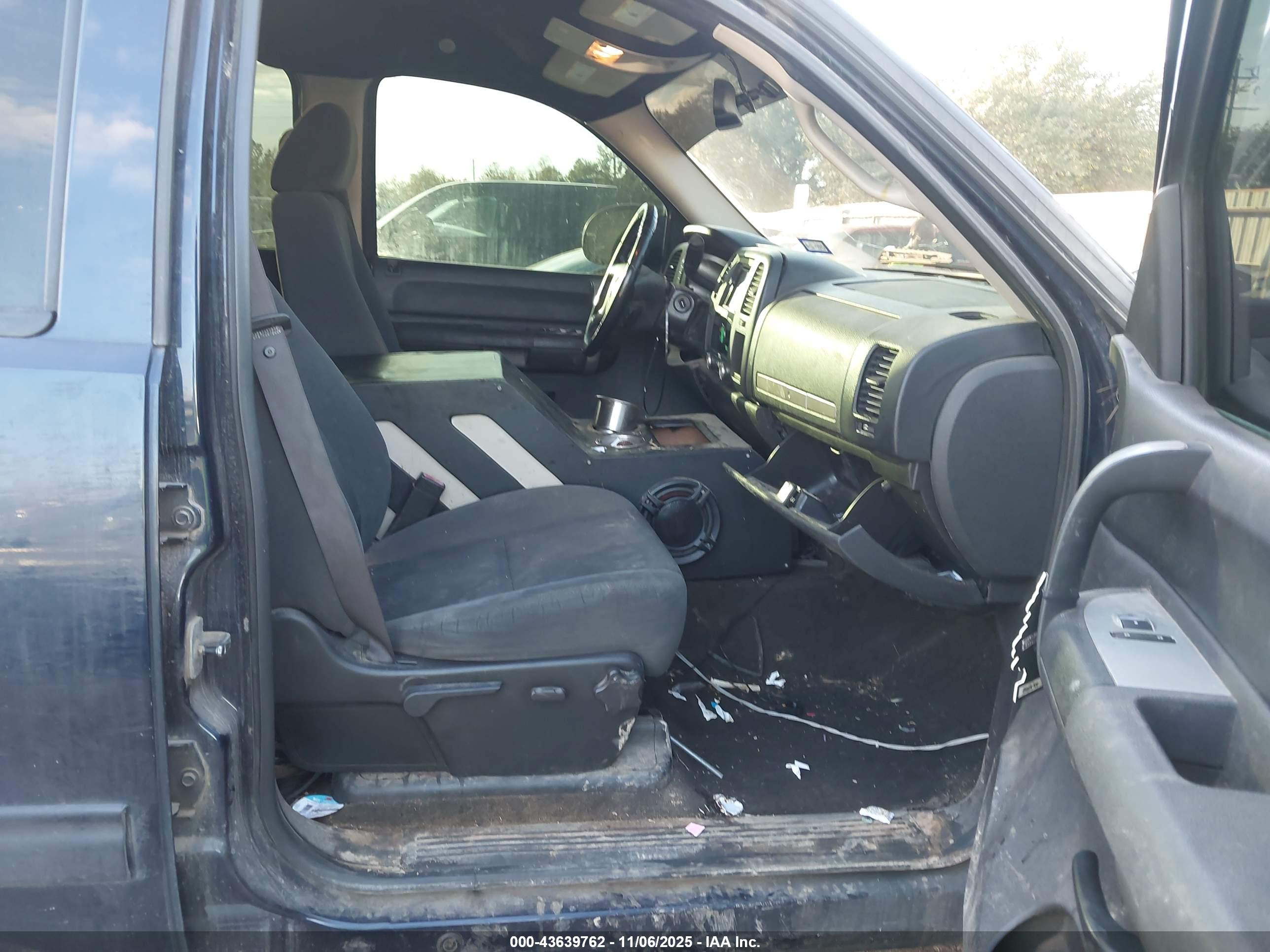 CHEVROLET SILVERADO image 5