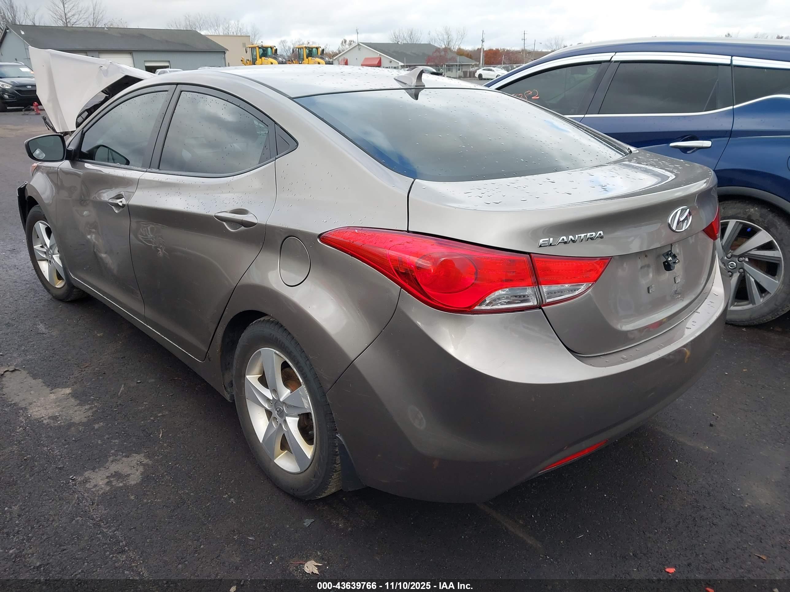 HYUNDAI ELANTRA image 3