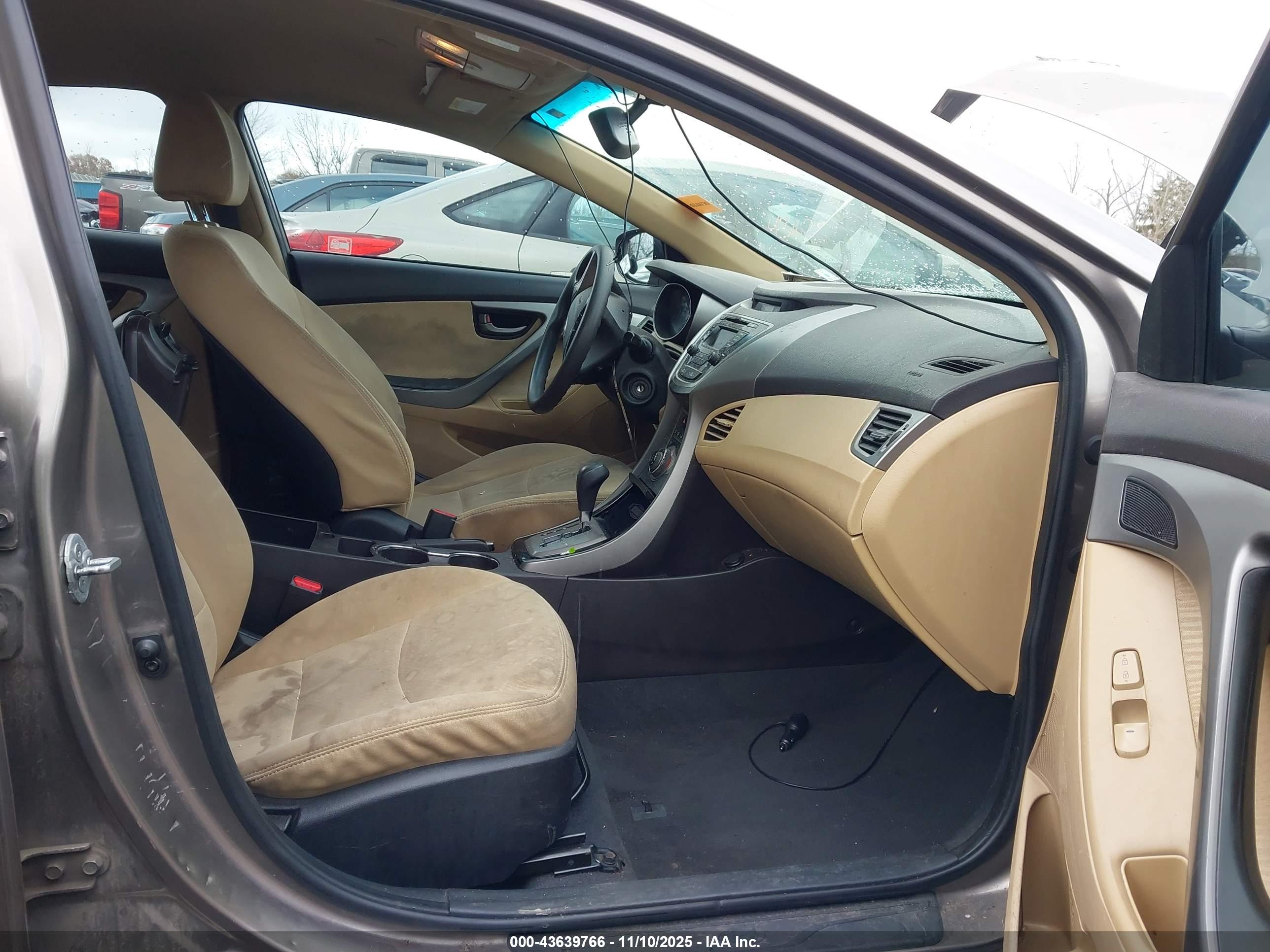 HYUNDAI ELANTRA image 5