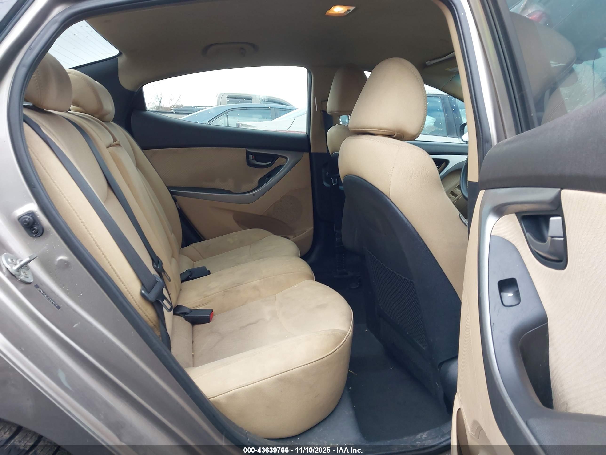 HYUNDAI ELANTRA image 8