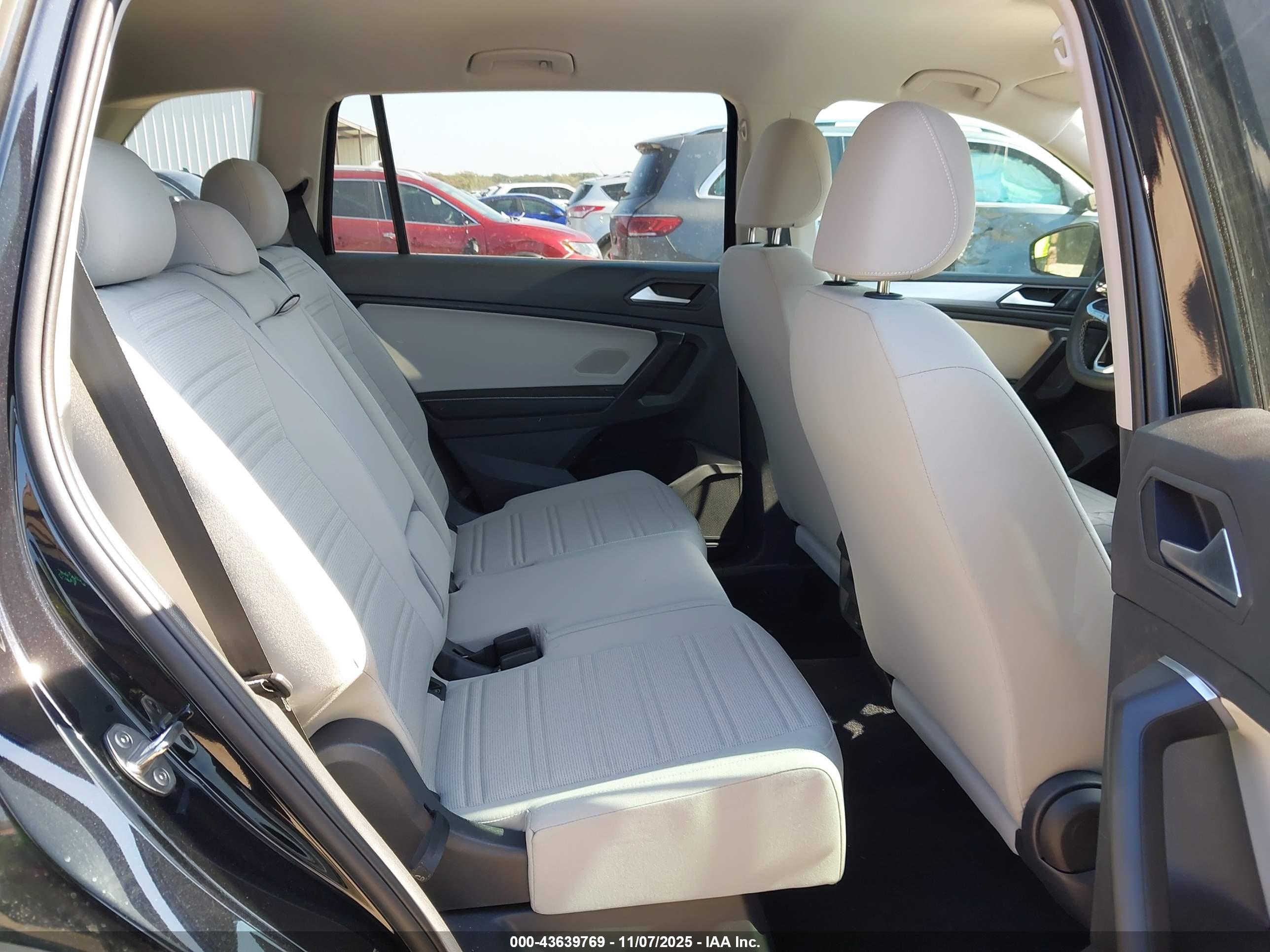 VOLKSWAGEN TIGUAN image 8