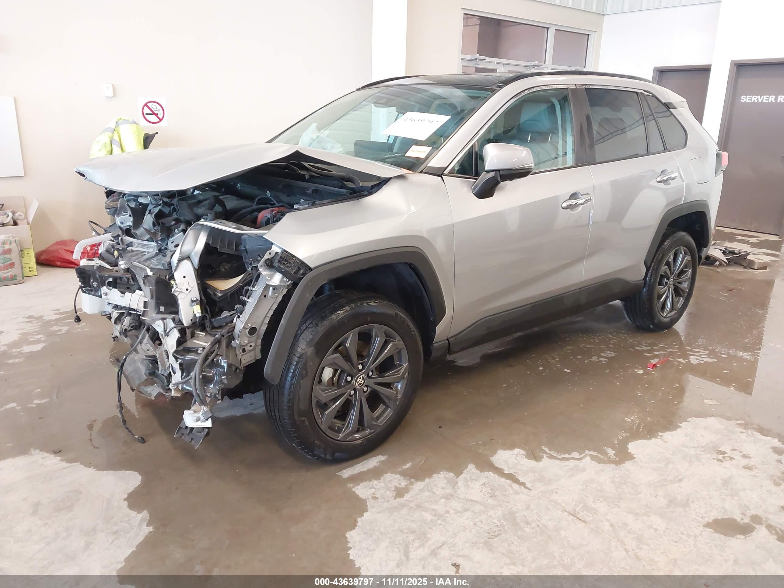TOYOTA RAV4 image 2