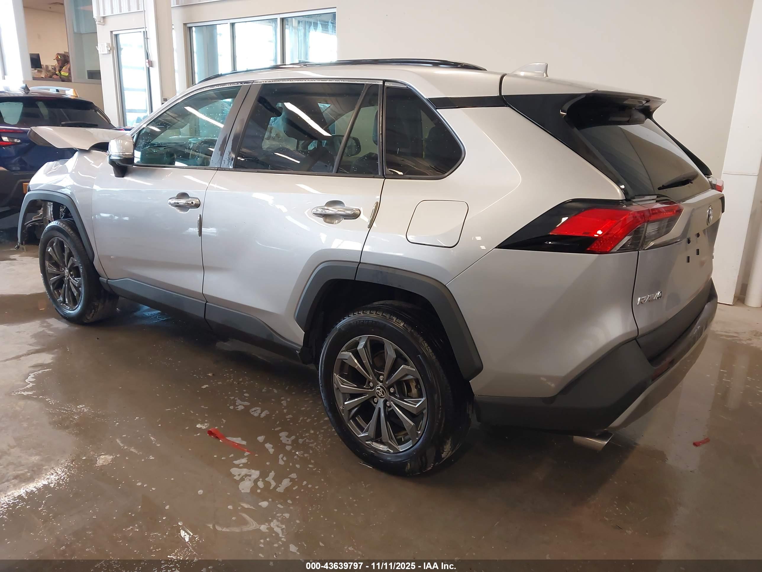TOYOTA RAV4 image 3