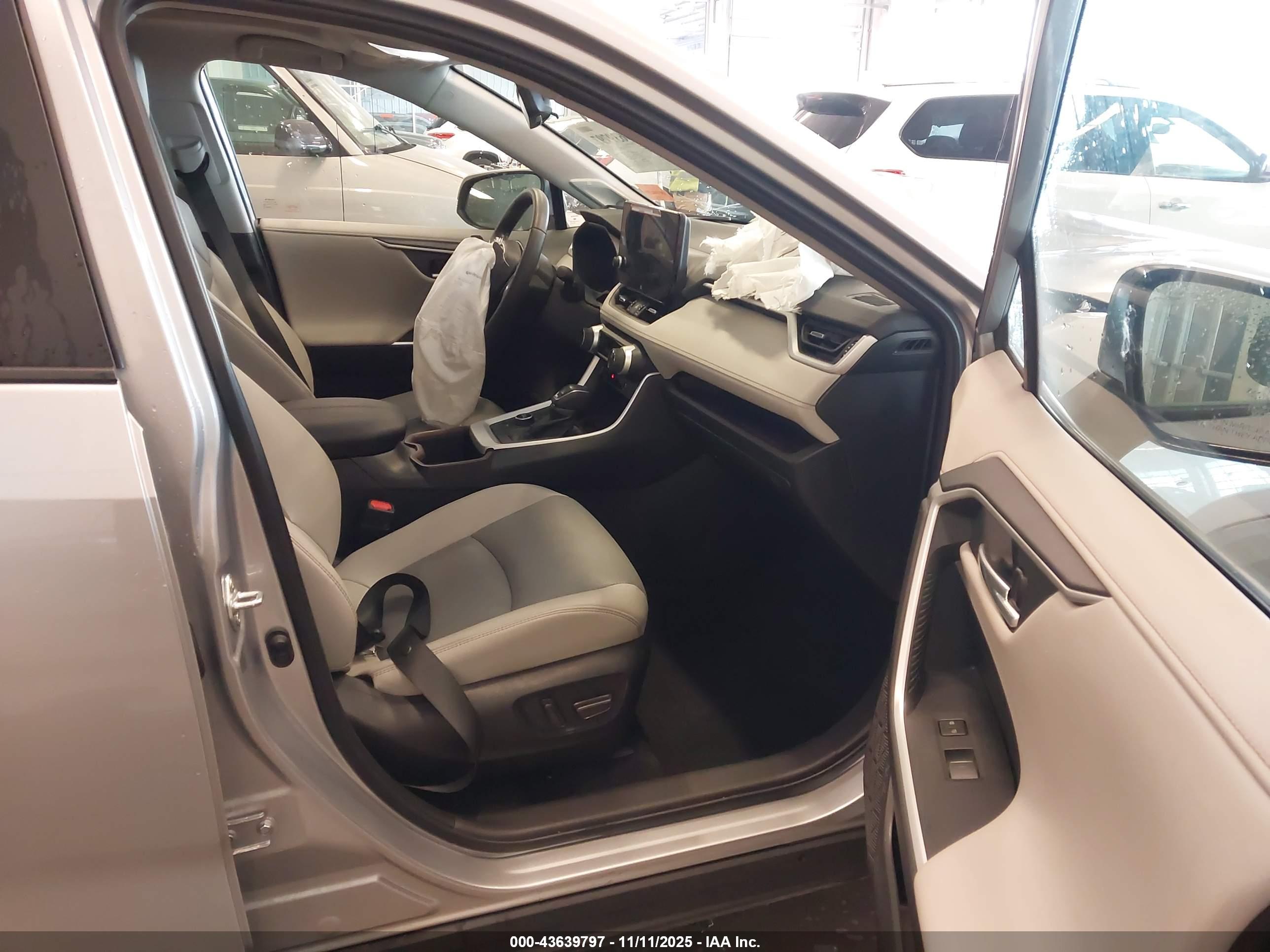 TOYOTA RAV4 image 5