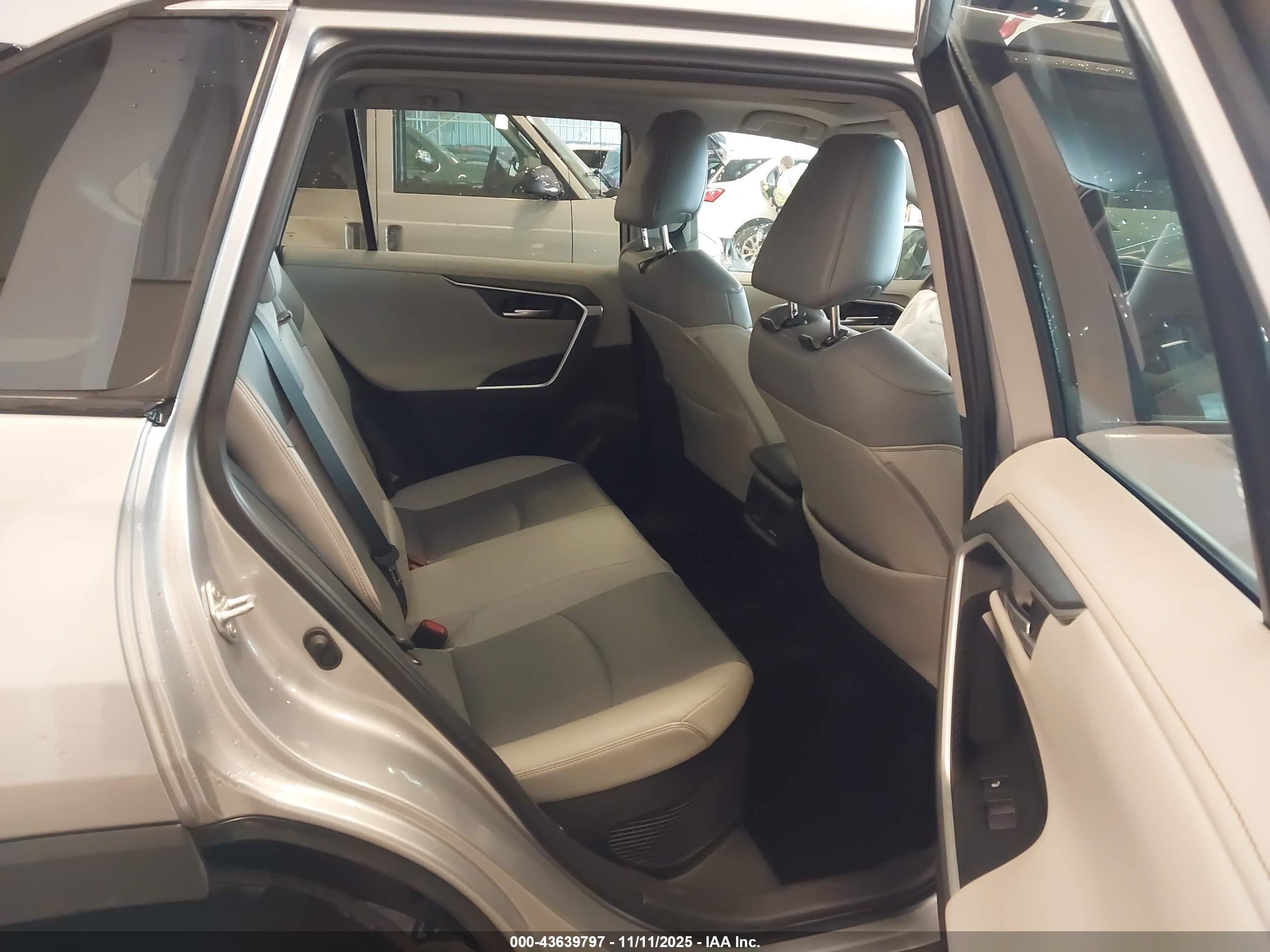 TOYOTA RAV4 image 8