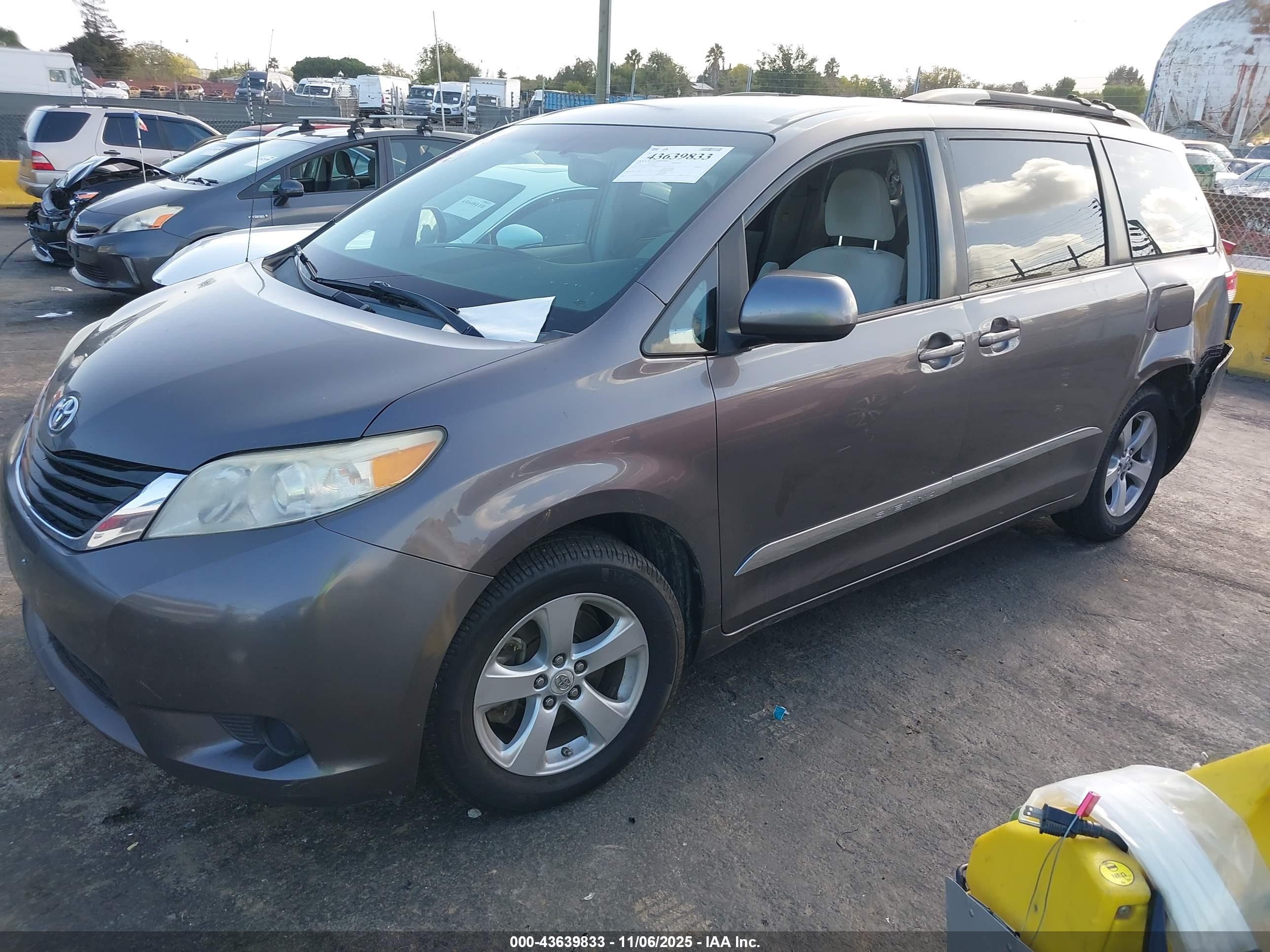 TOYOTA SIENNA image 2