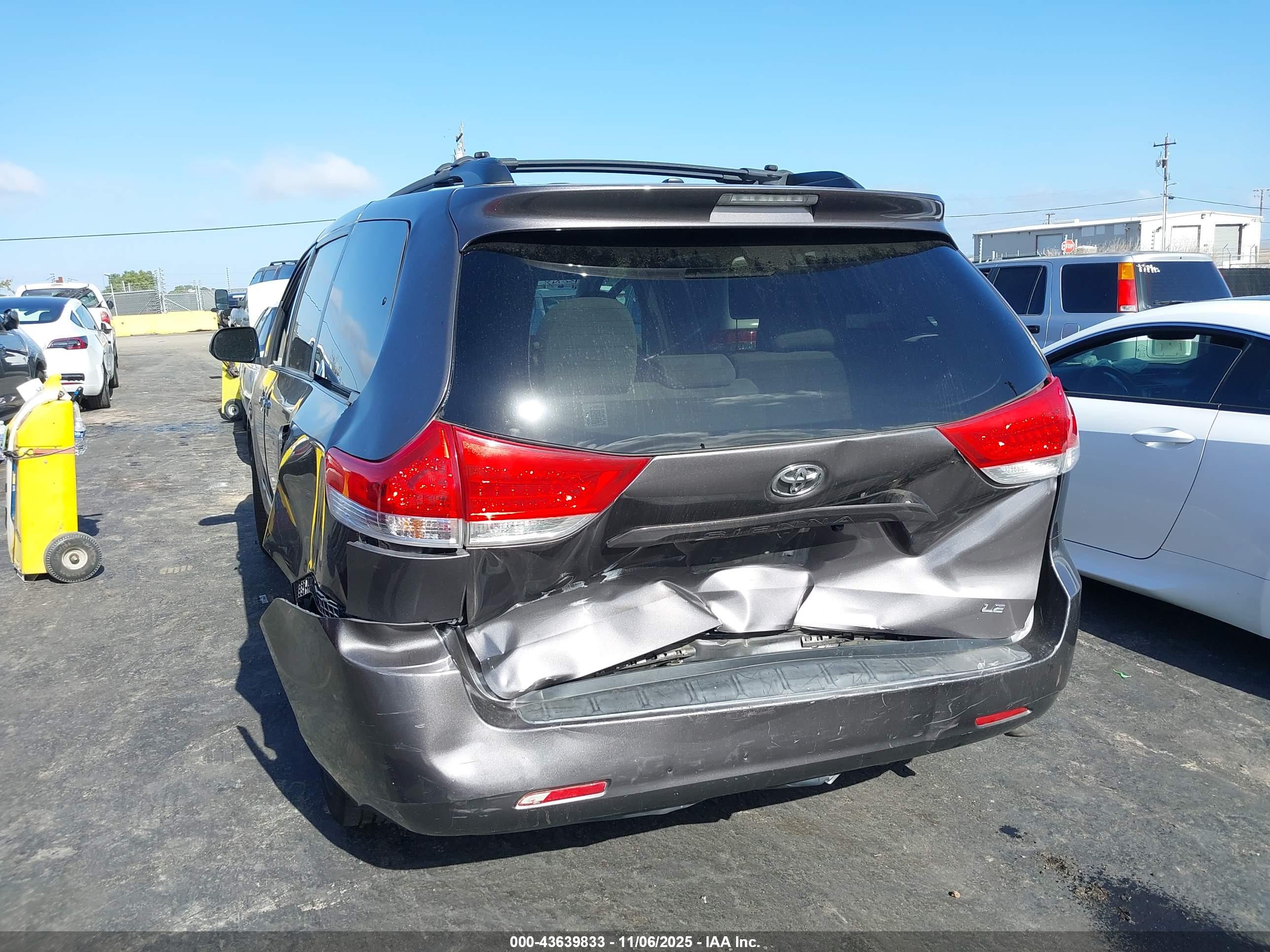TOYOTA SIENNA image 6