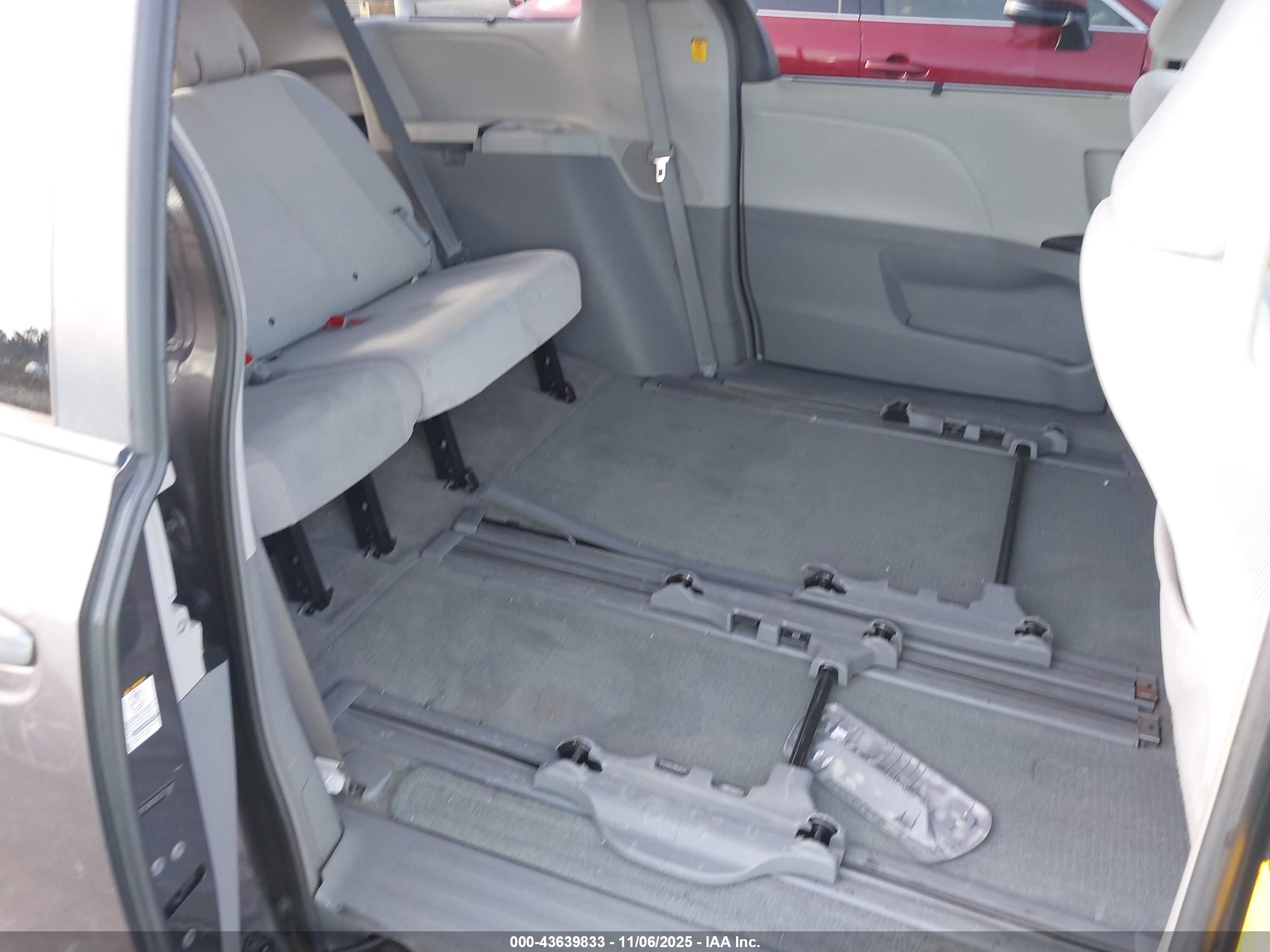 TOYOTA SIENNA image 8