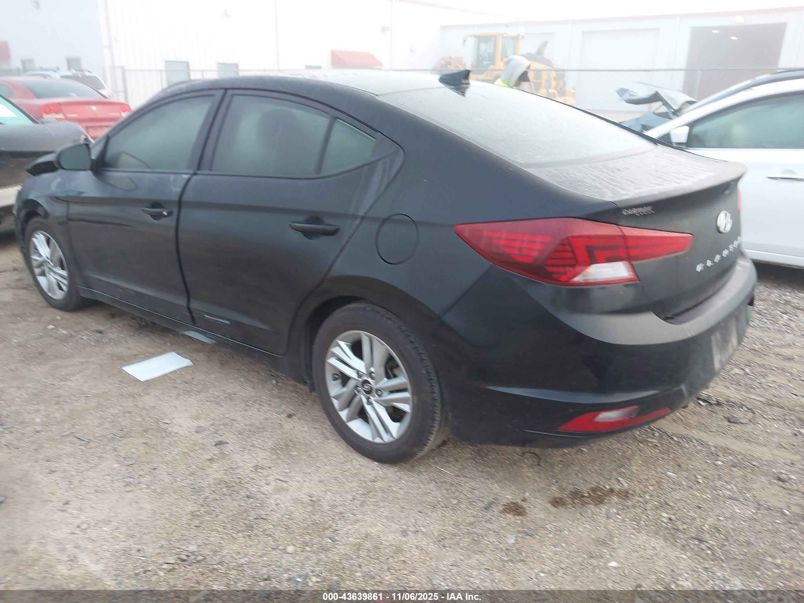 HYUNDAI ELANTRA image 3