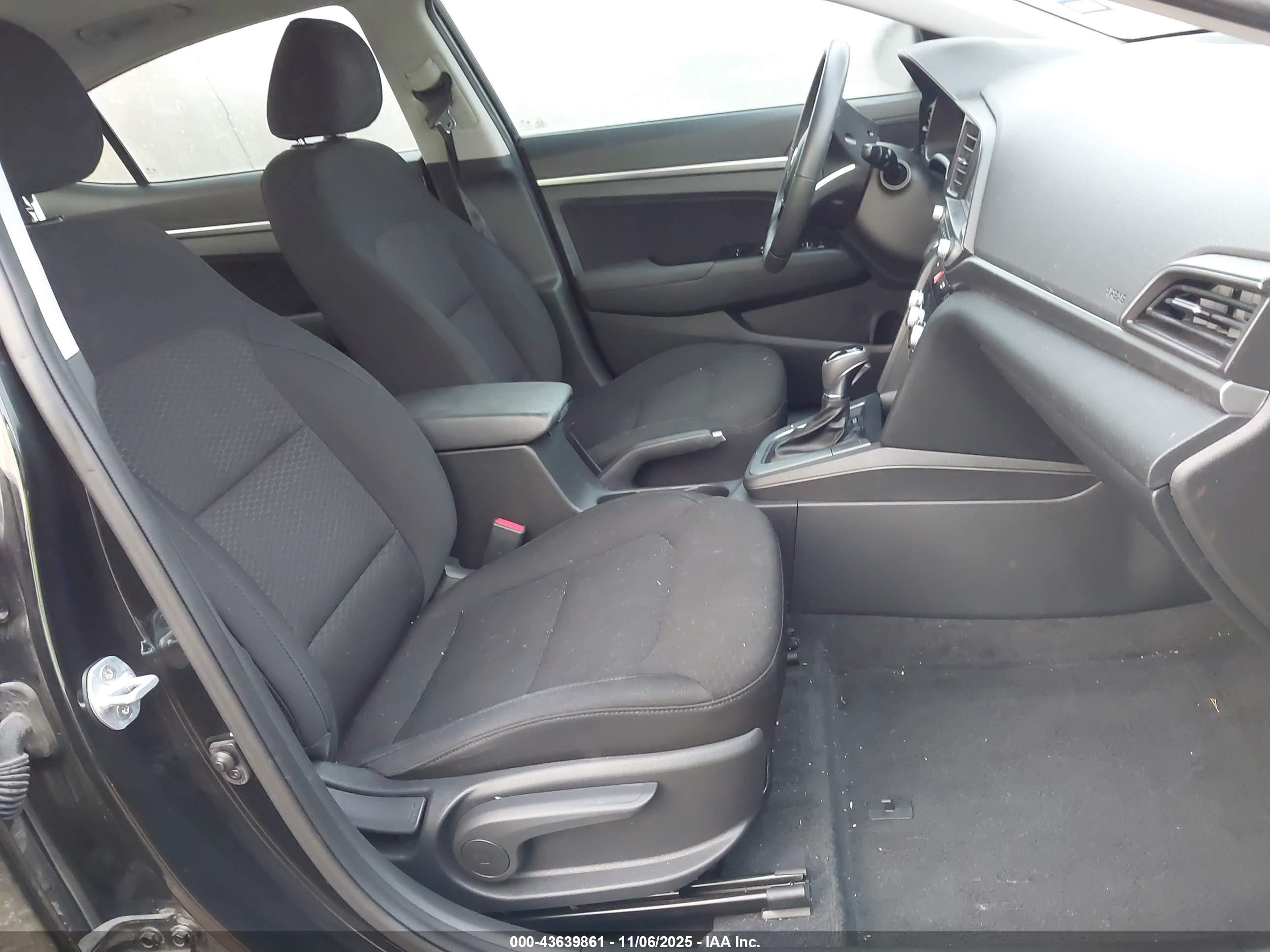 HYUNDAI ELANTRA image 5