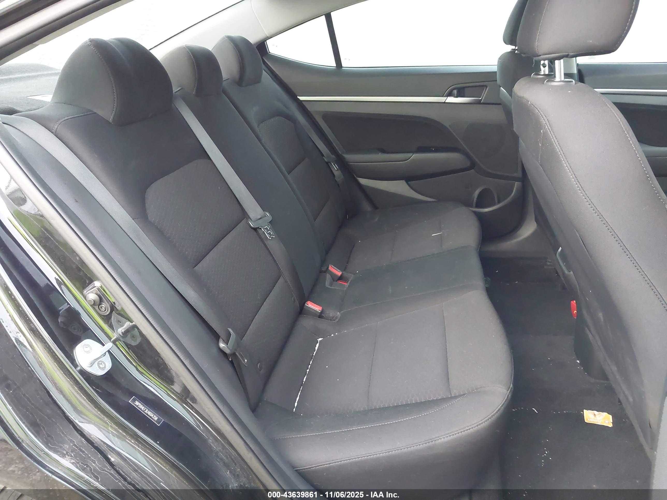 HYUNDAI ELANTRA image 8