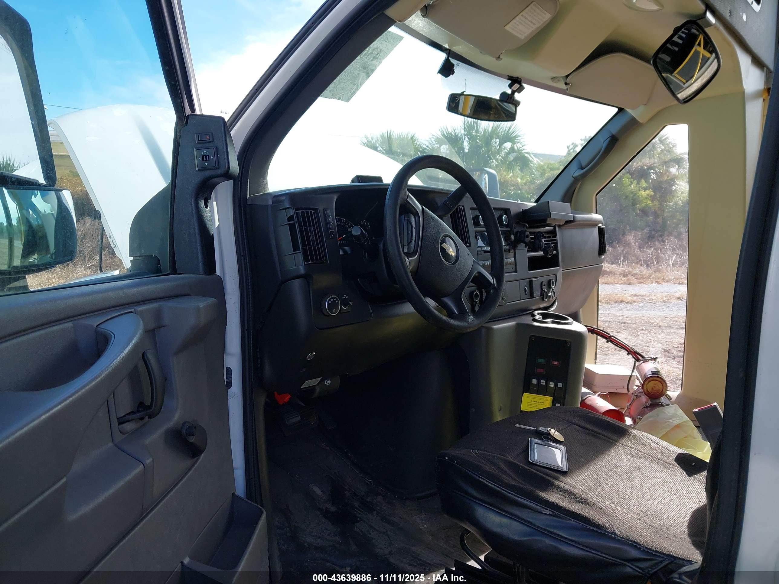 CHEVROLET EXPRESS image 7