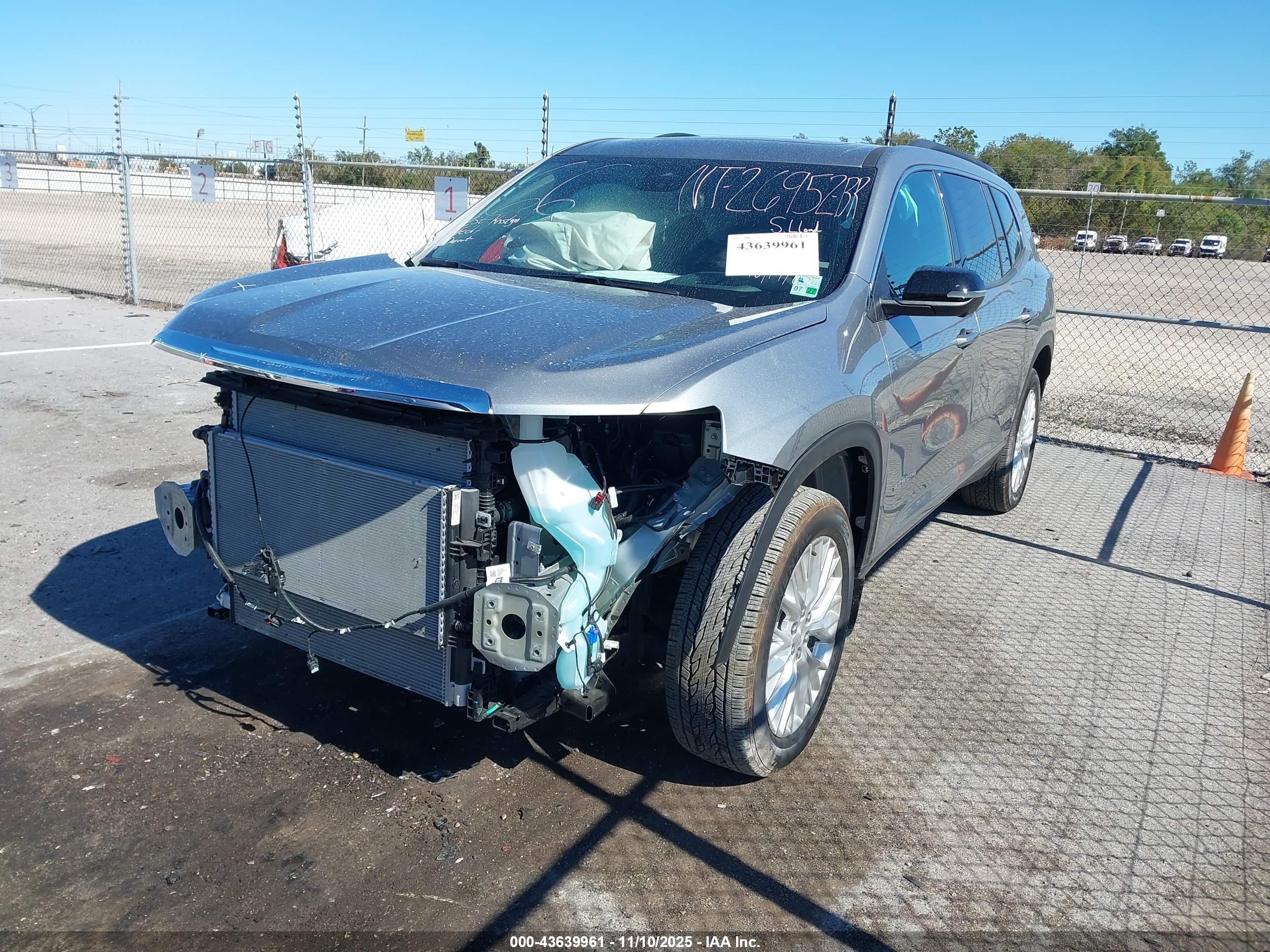 GMC ACADIA image 2