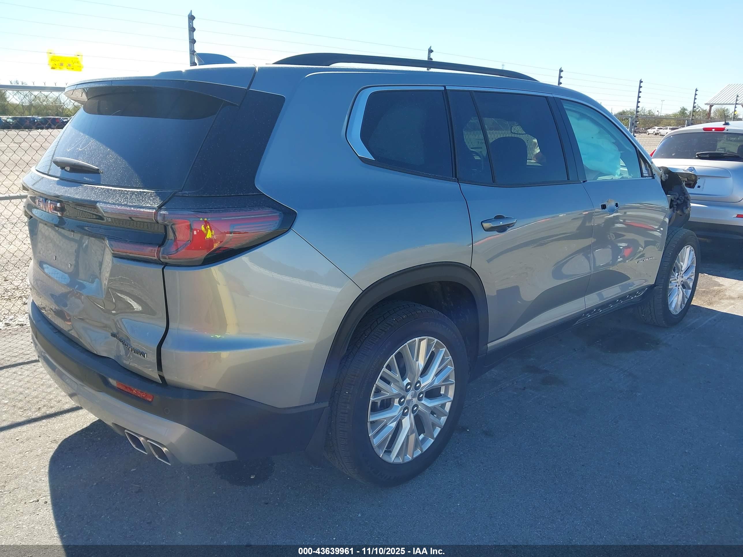 GMC ACADIA image 4