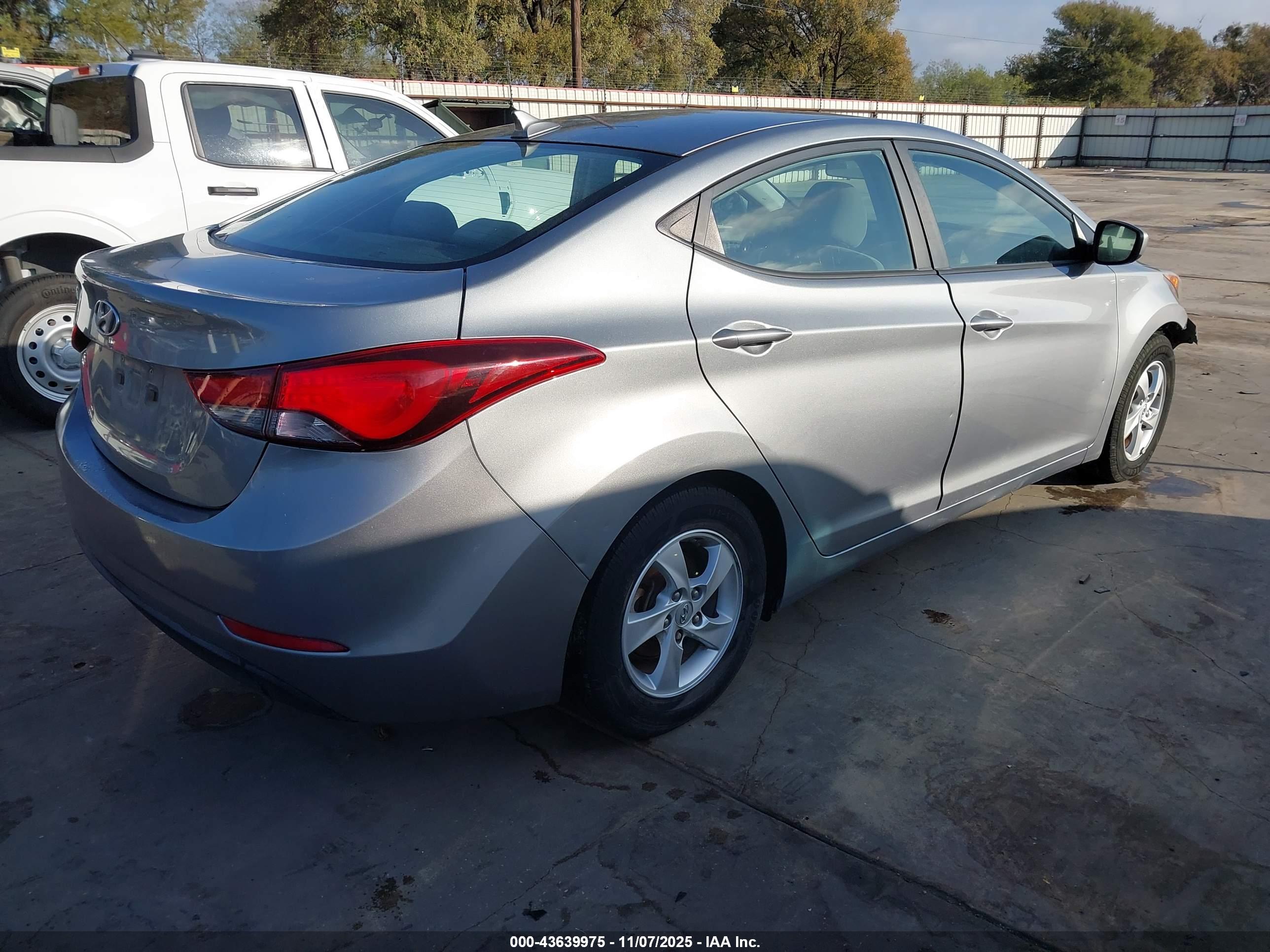 HYUNDAI ELANTRA image 4