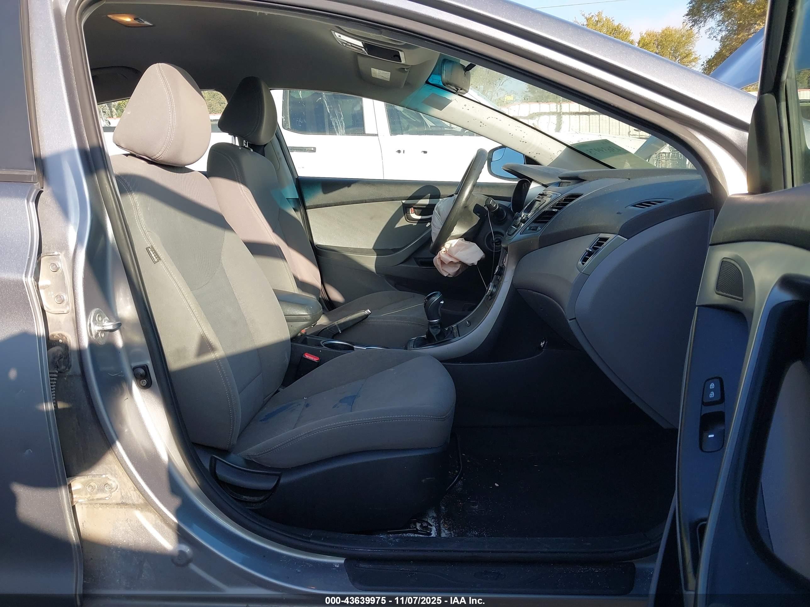HYUNDAI ELANTRA image 5