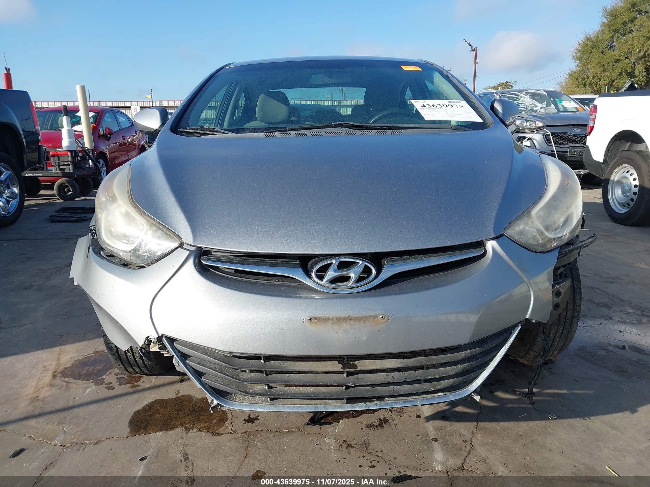 HYUNDAI ELANTRA image 6