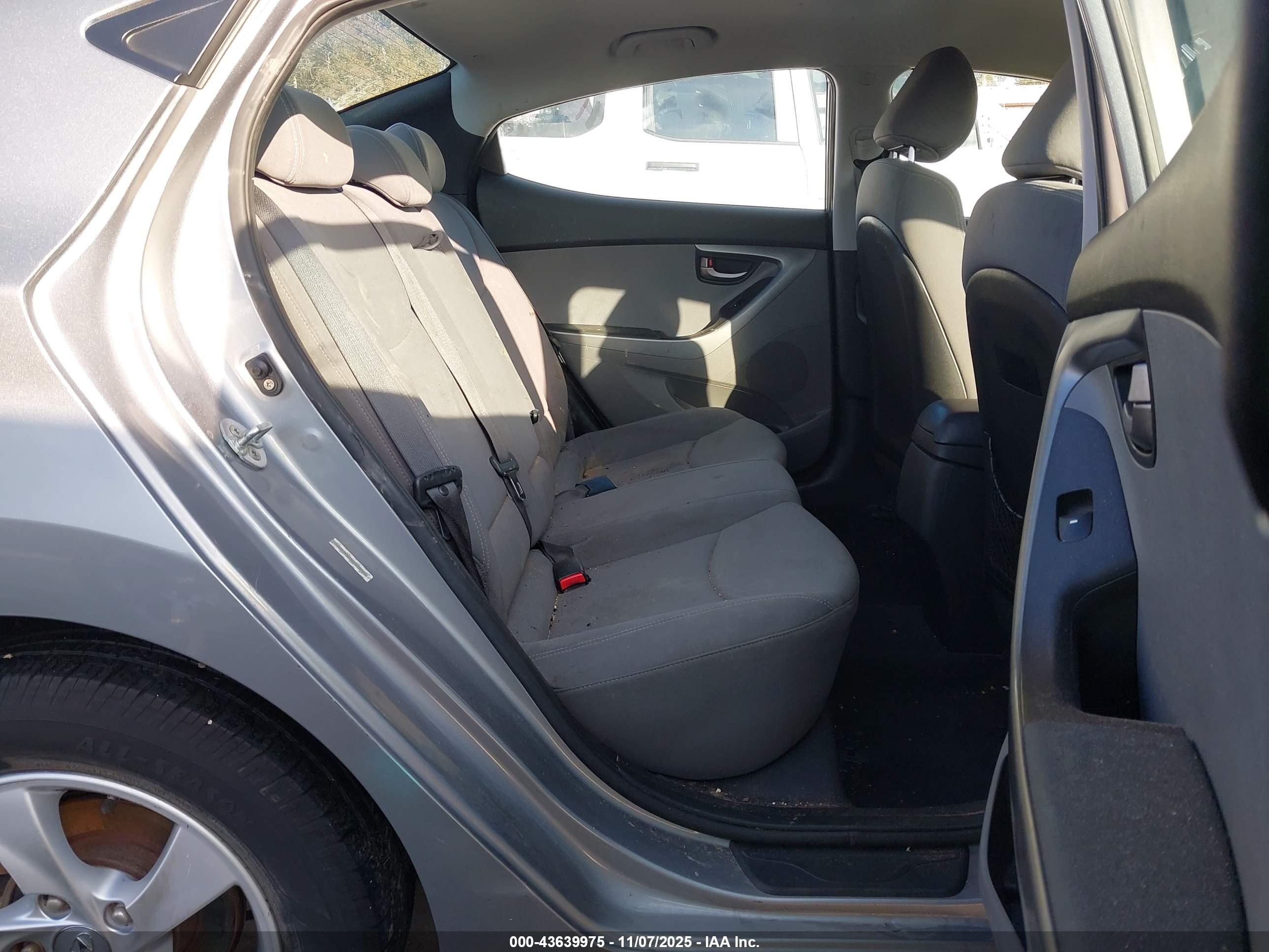 HYUNDAI ELANTRA image 8