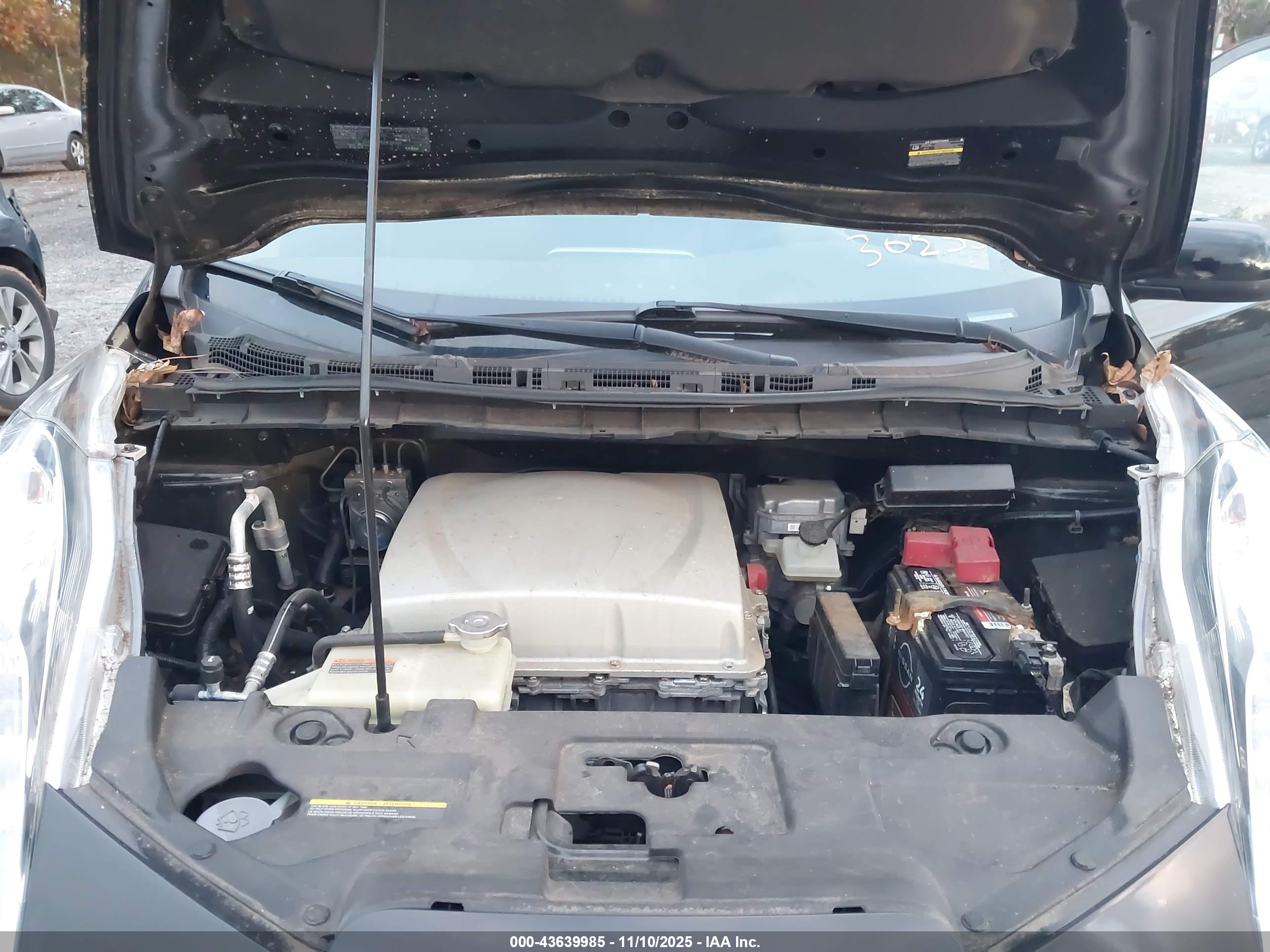 NISSAN LEAF image 10