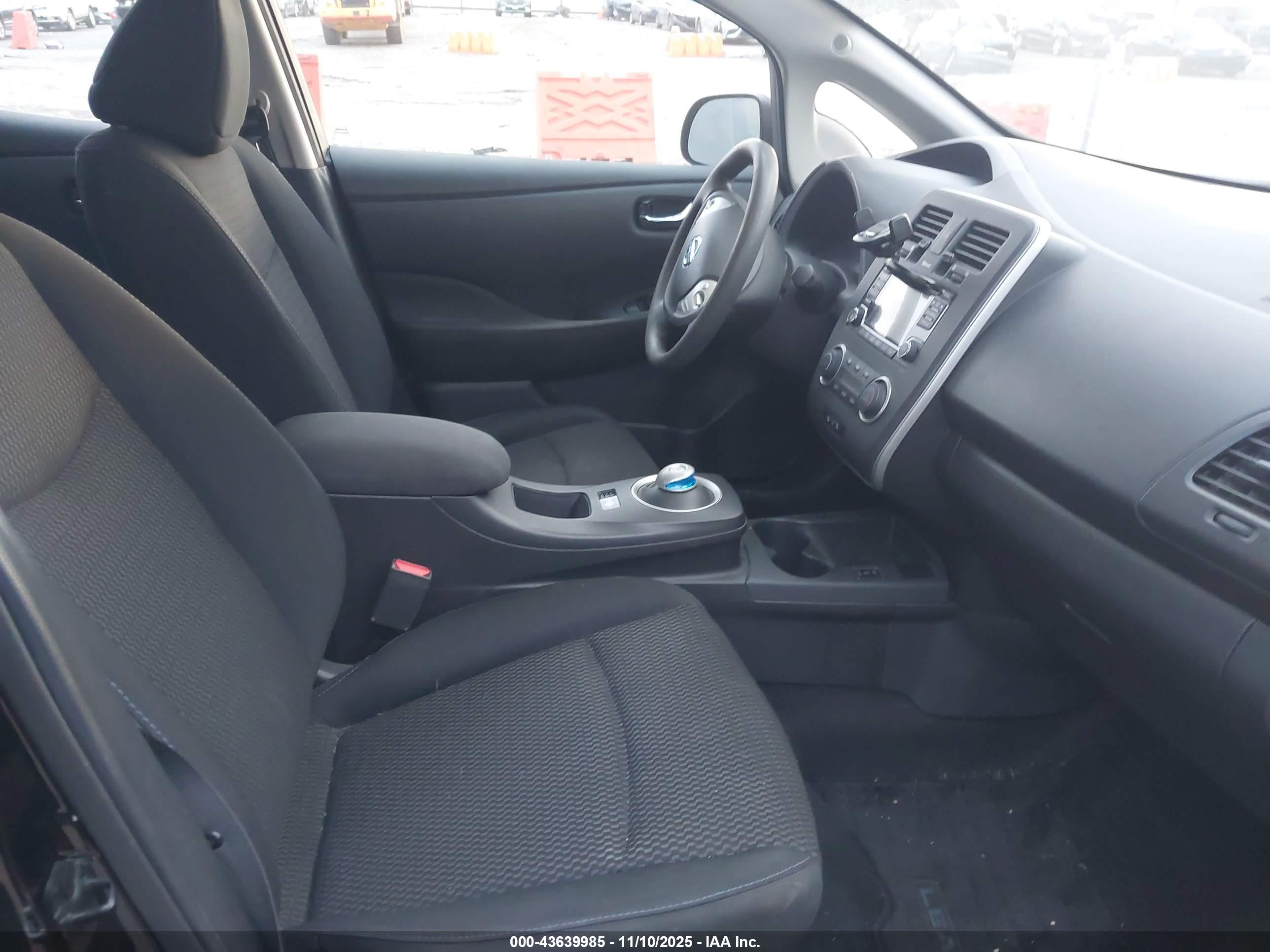 NISSAN LEAF image 5