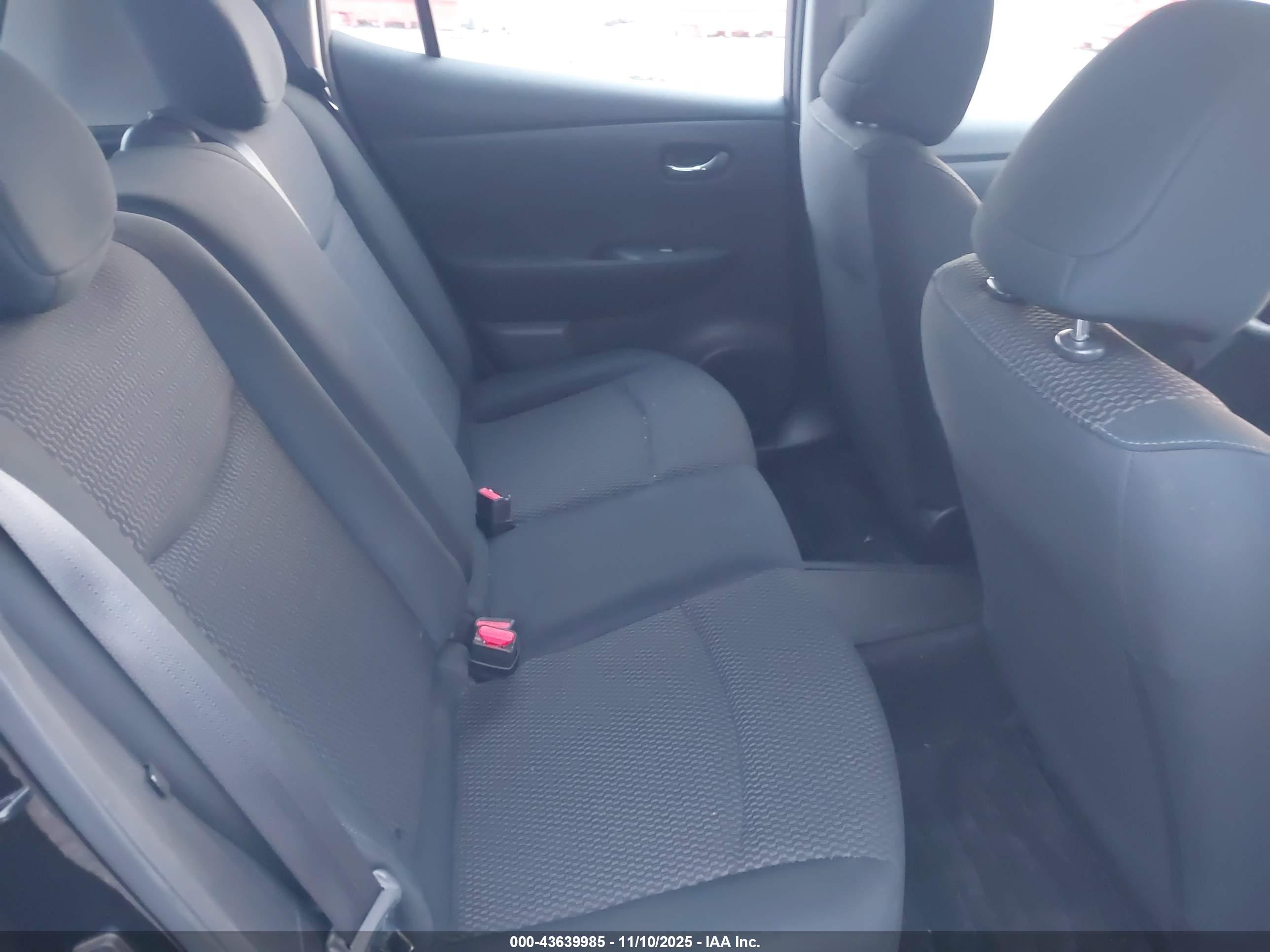 NISSAN LEAF image 8