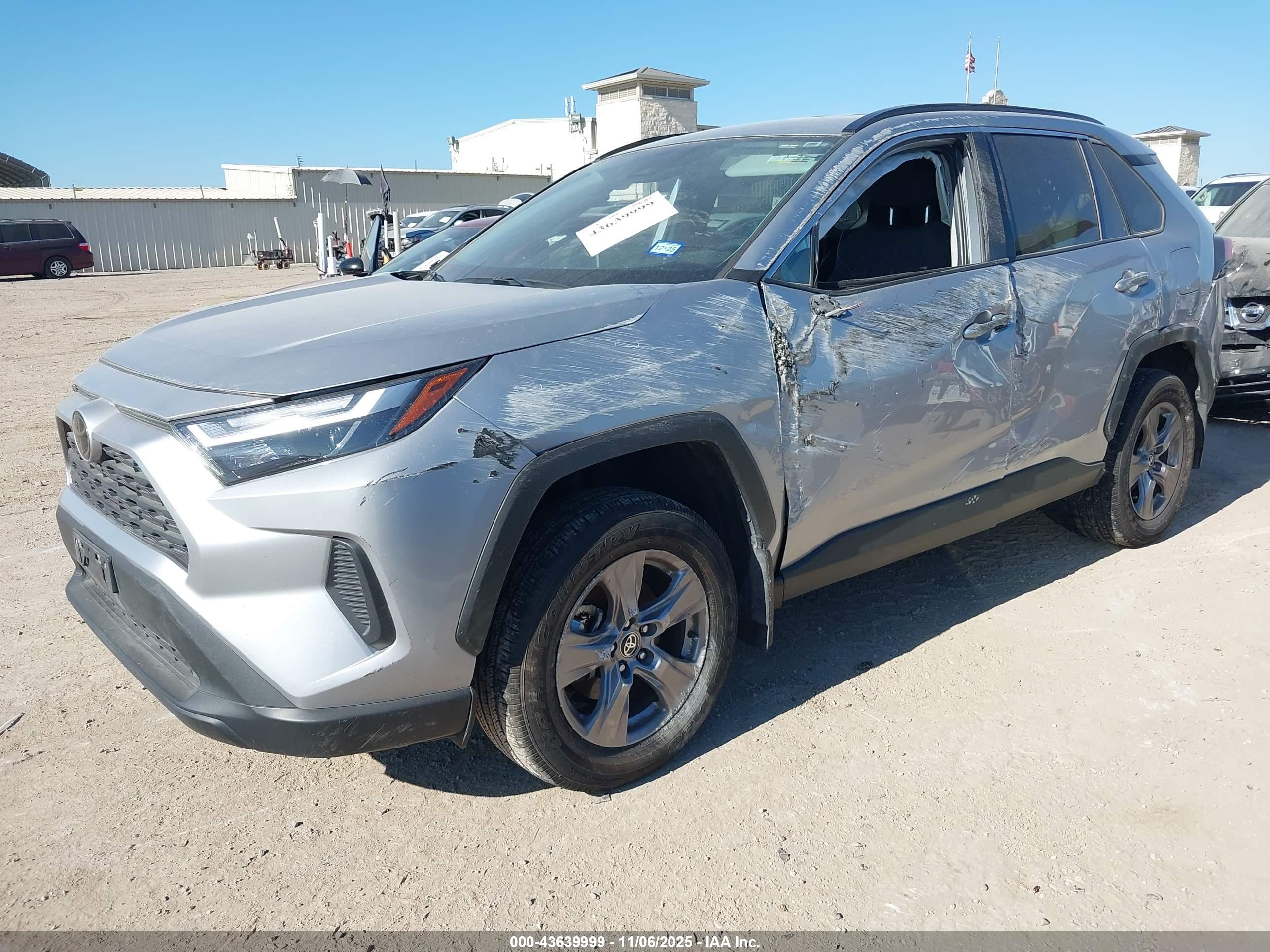 TOYOTA RAV4 image 2