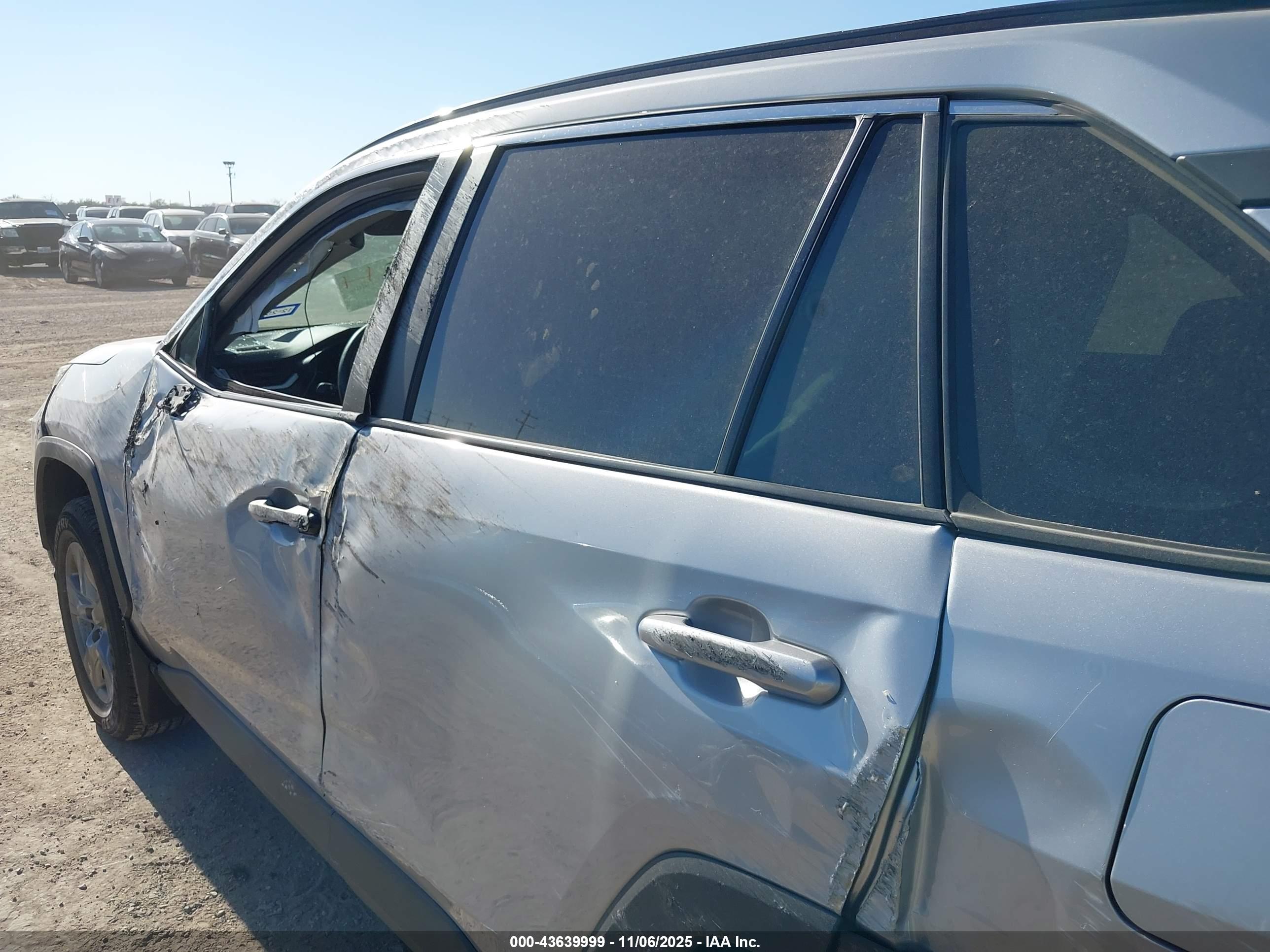 TOYOTA RAV4 image 6