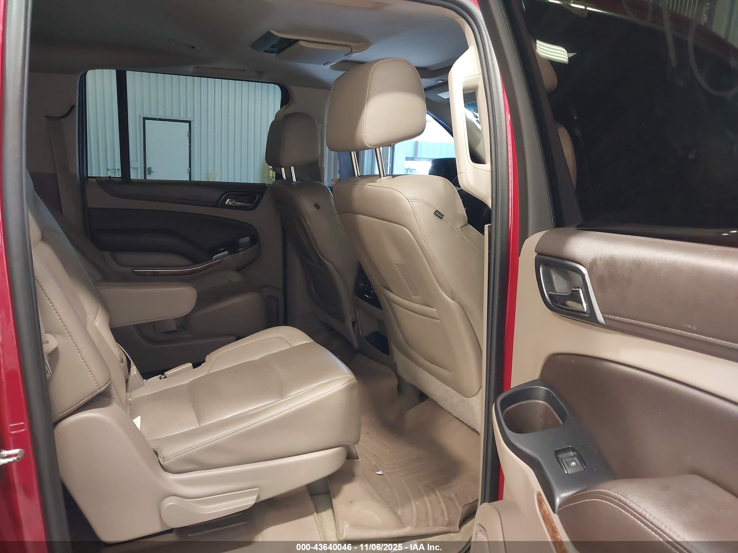 CHEVROLET SUBURBAN image 8