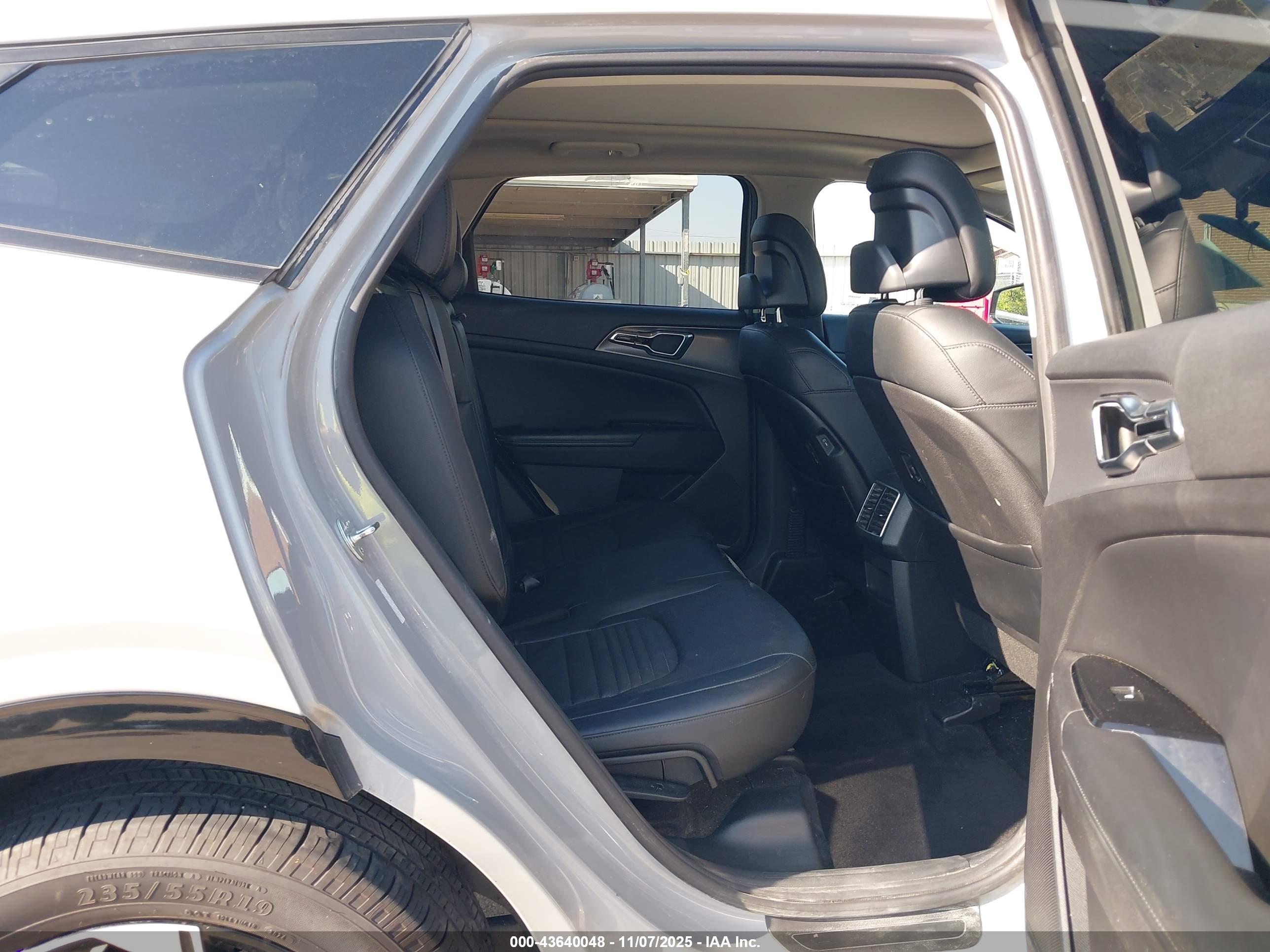 KIA SPORTAGE image 8