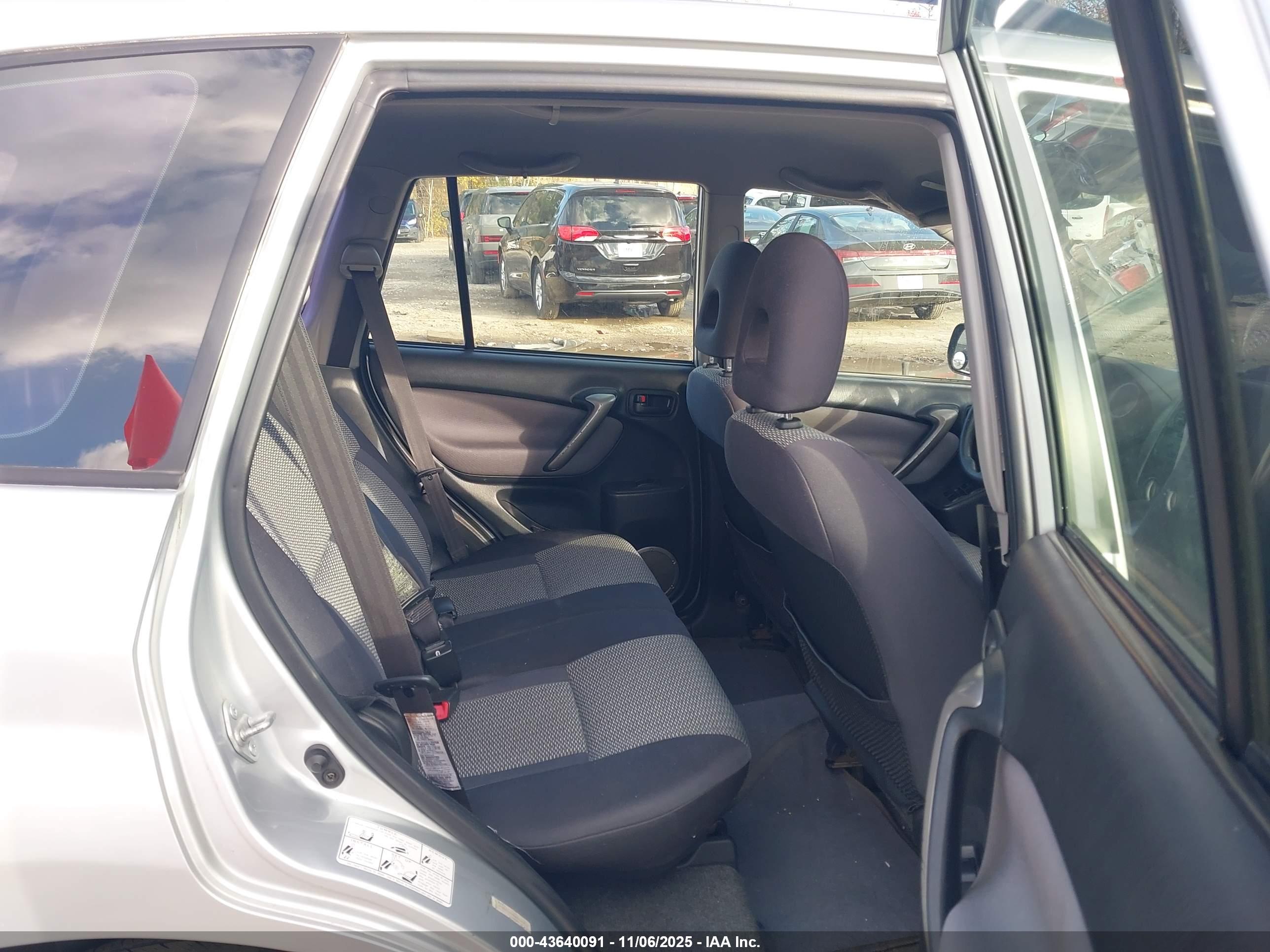 TOYOTA RAV4 image 8