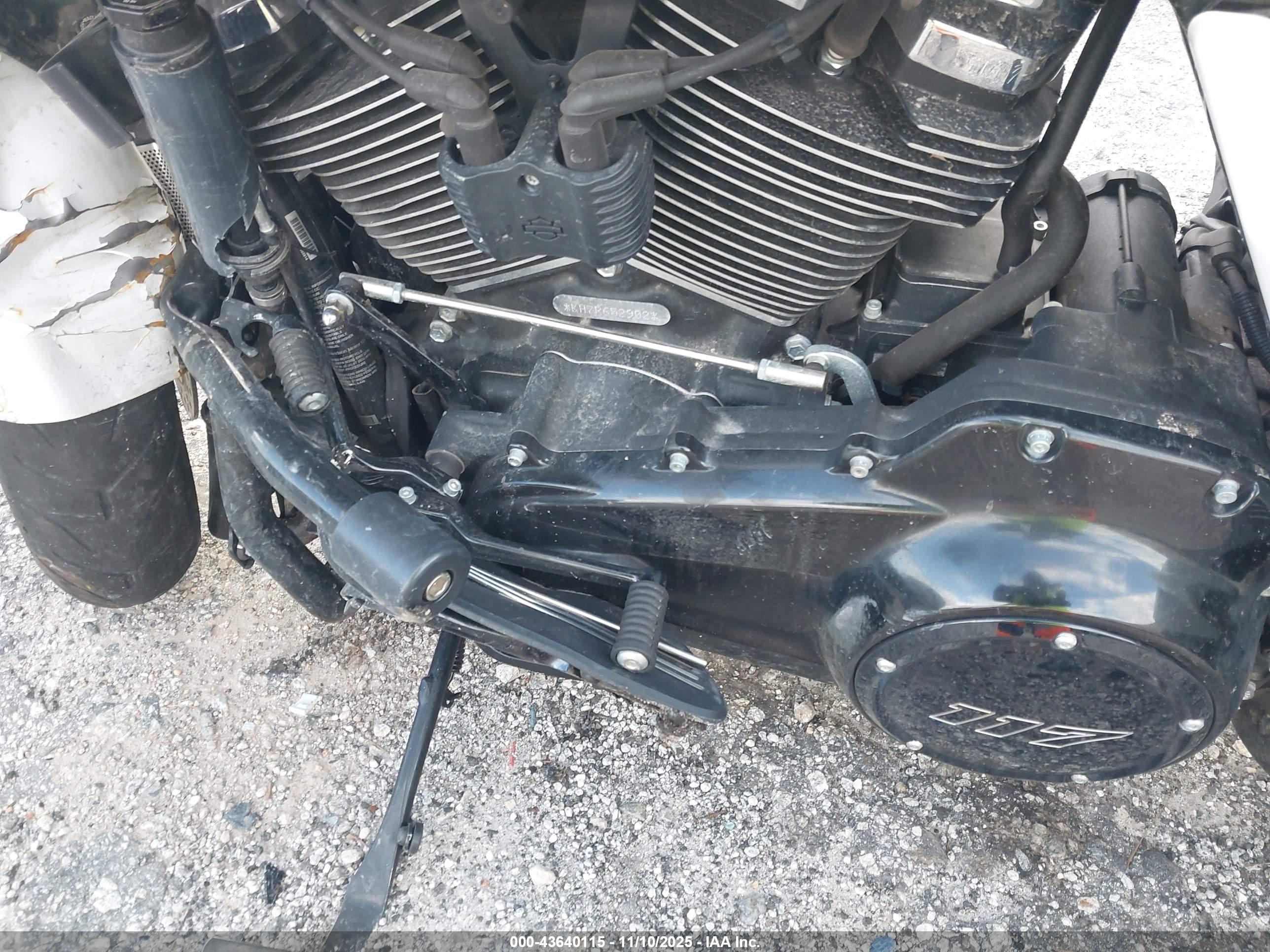 HARLEY-DAVIDSON FLTRX image 9
