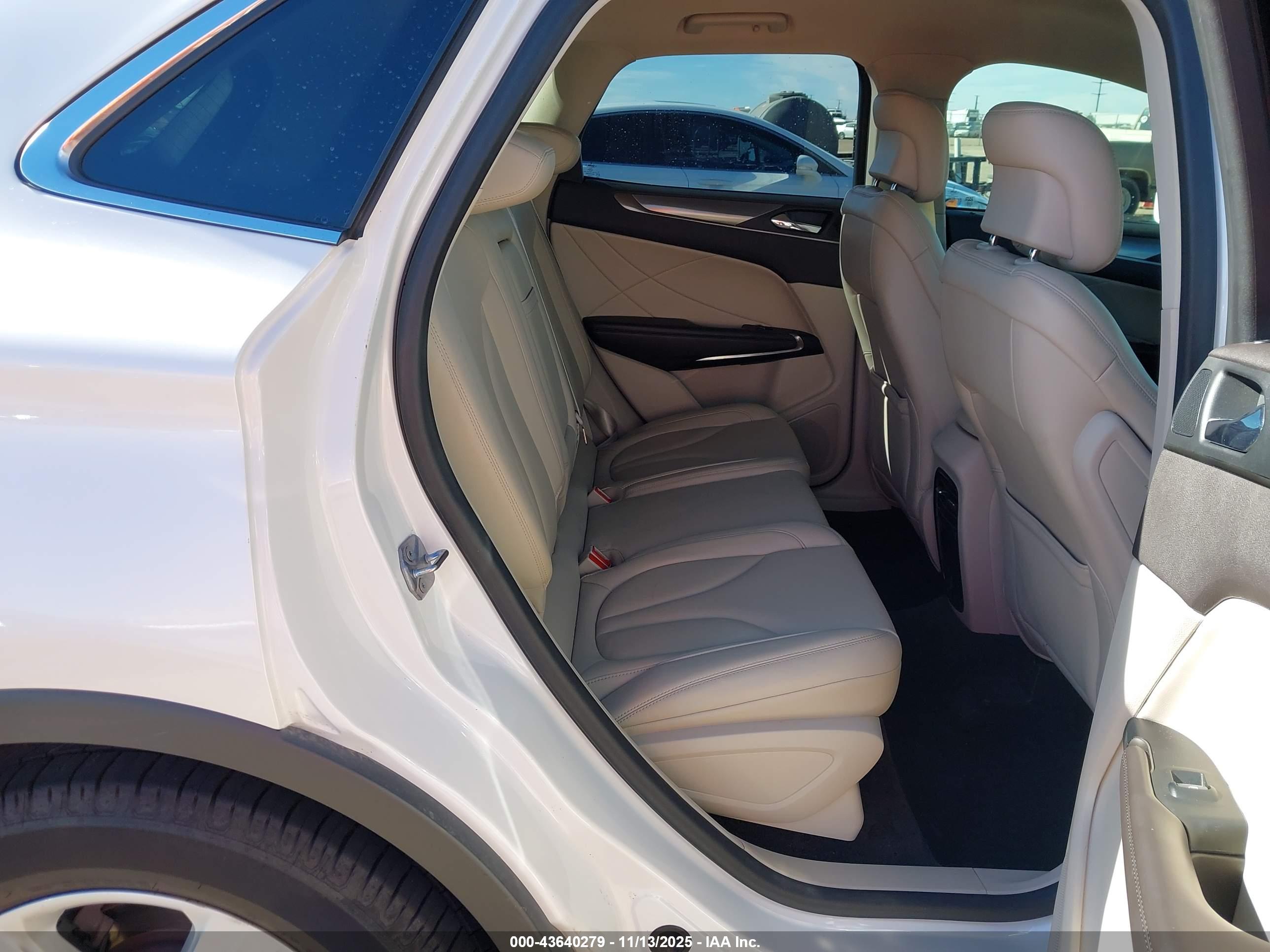 LINCOLN MKC image 8
