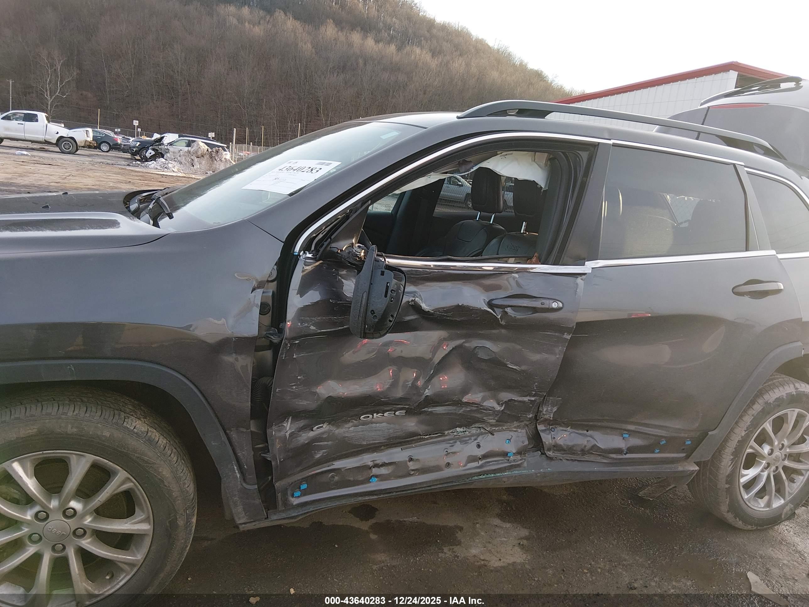 JEEP CHEROKEE image 6