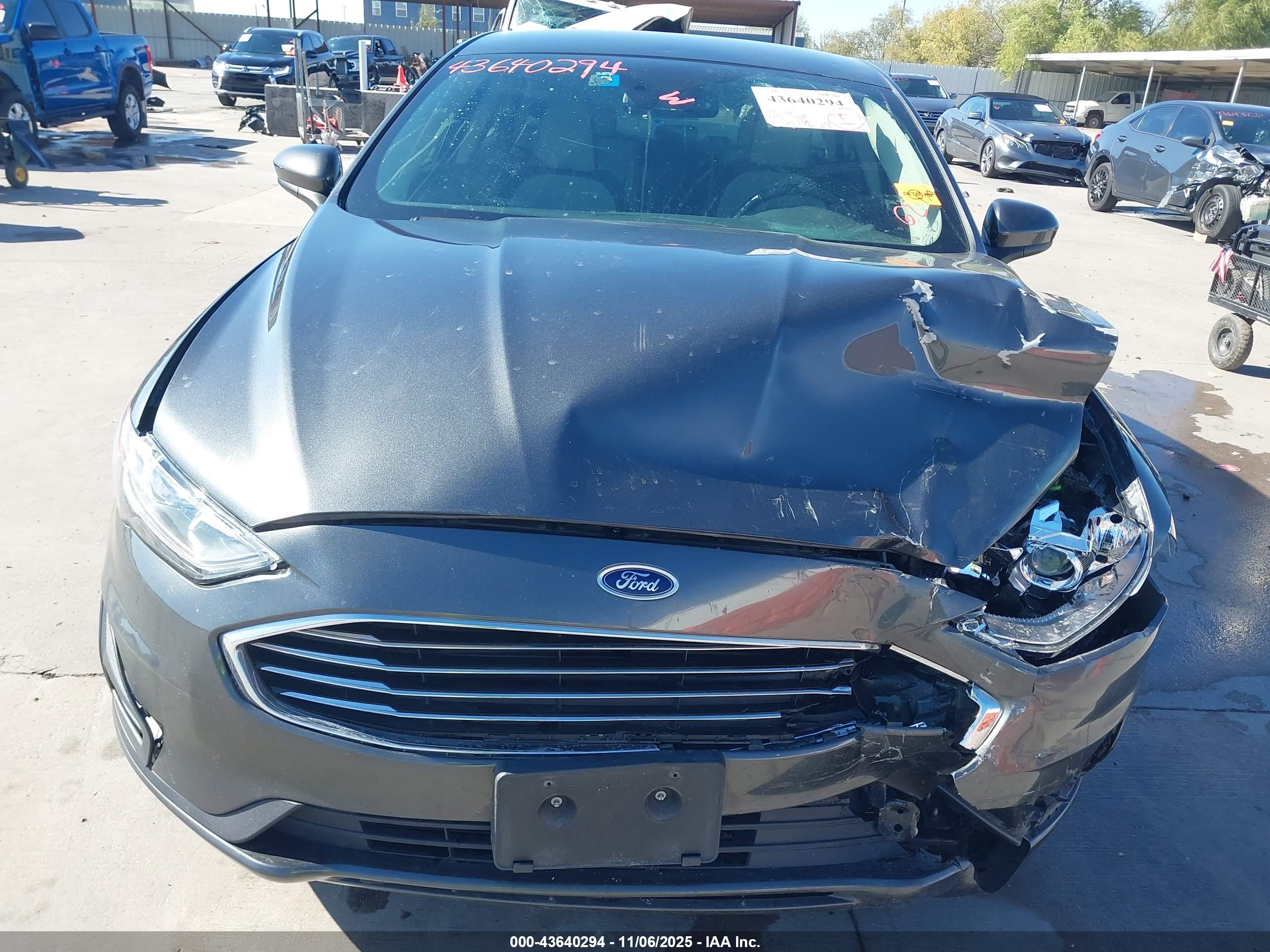 FORD FUSION image 6