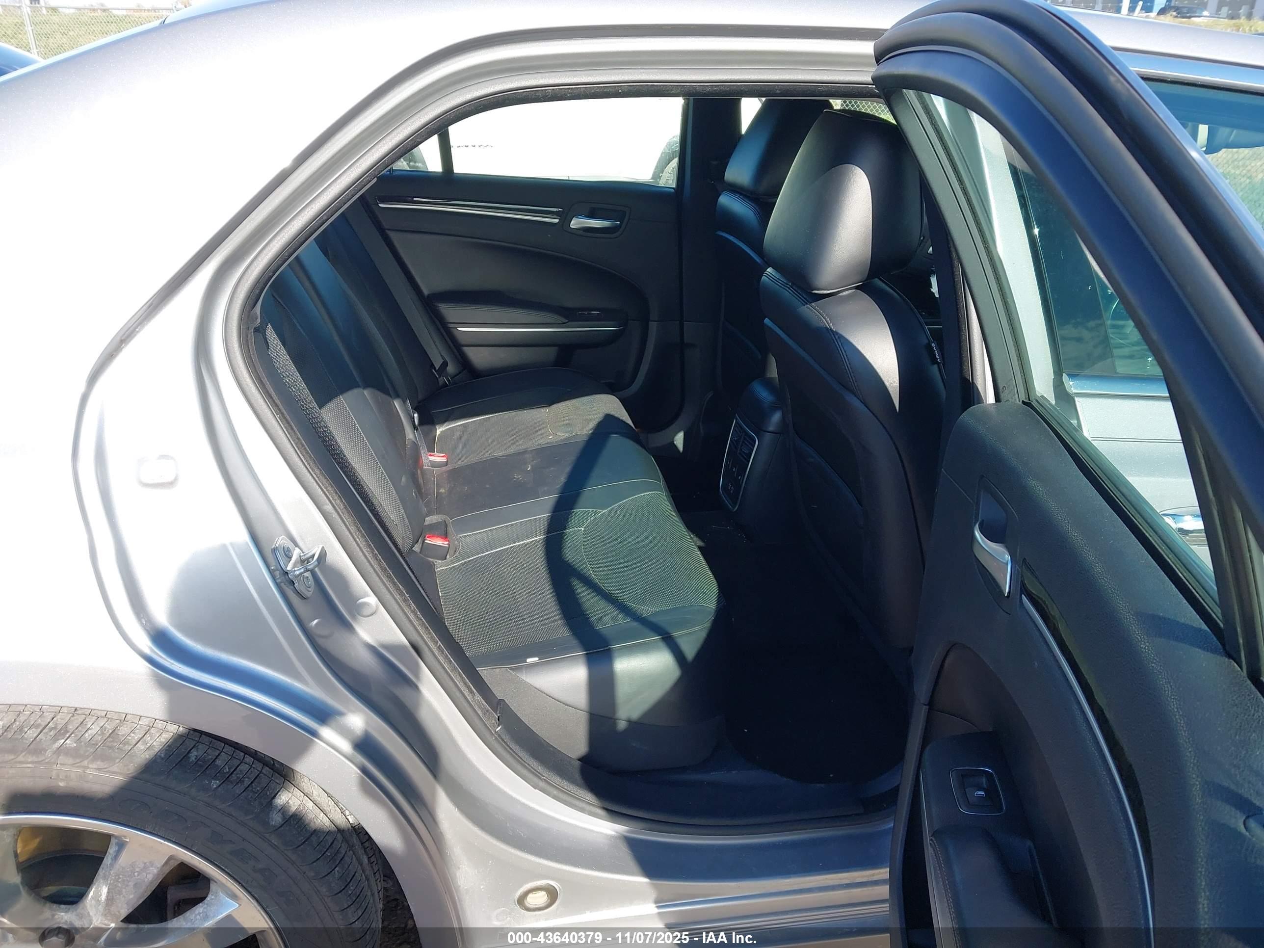 CHRYSLER 300C image 8