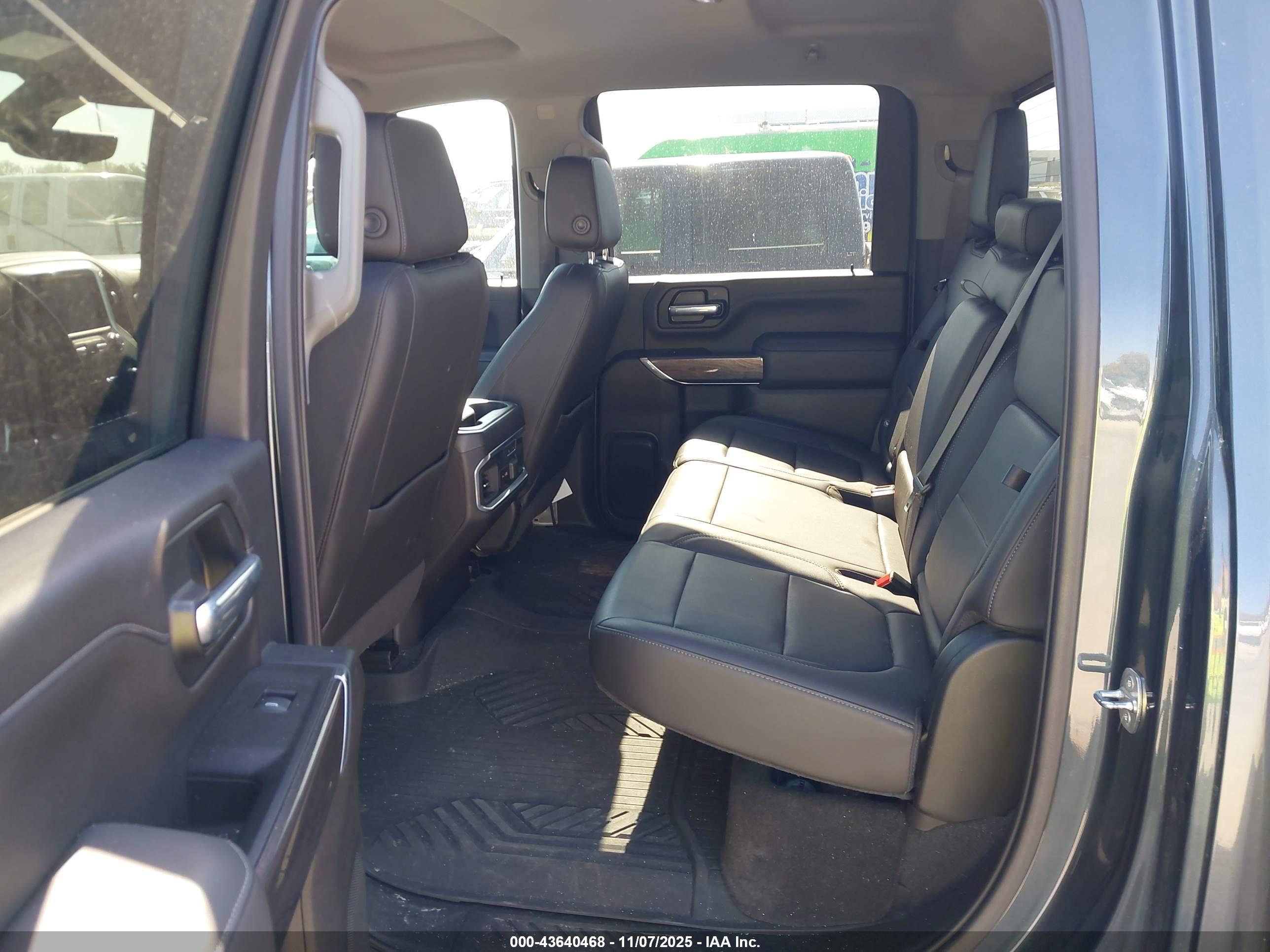 CHEVROLET SILVERADO image 8