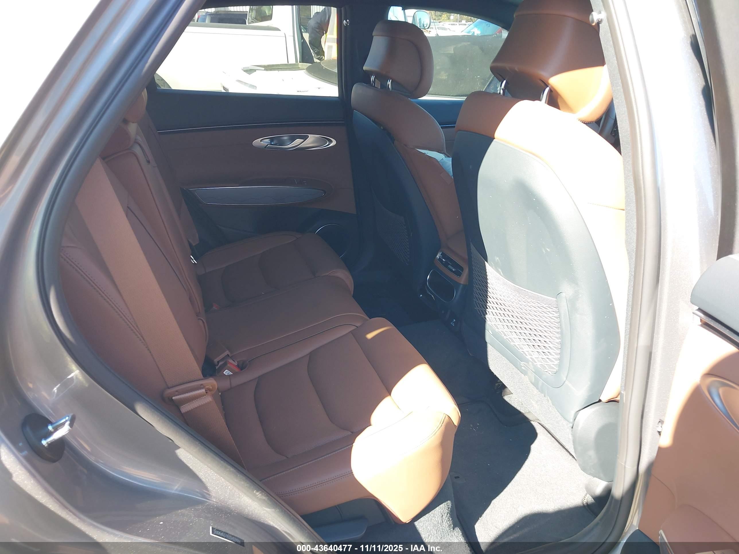 GENESIS GV70 image 8