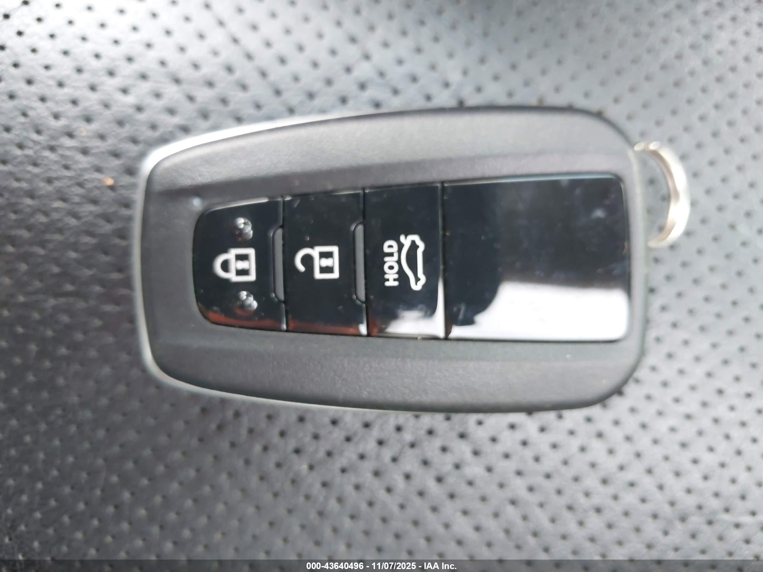 TOYOTA AVALON image 11