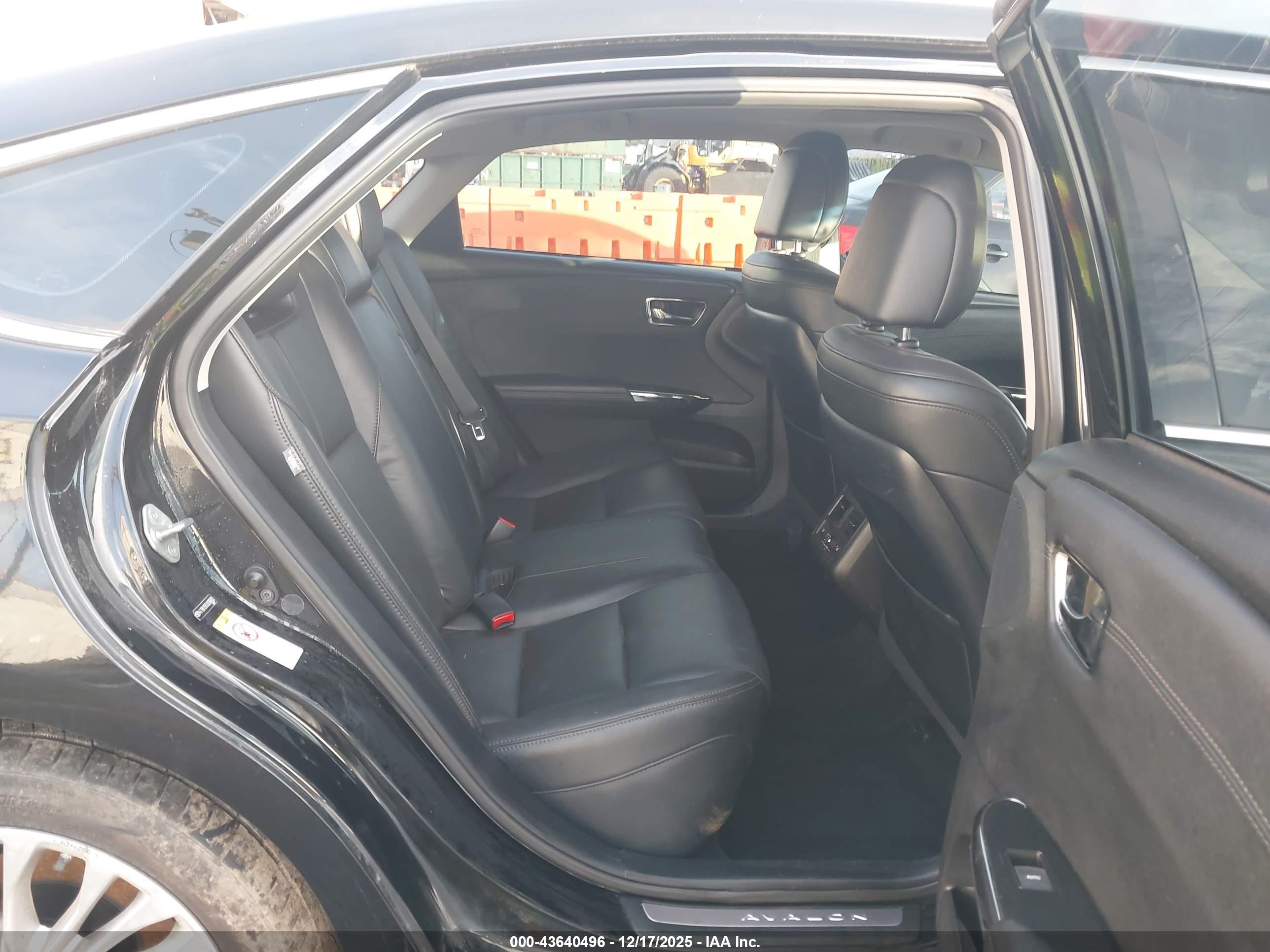 TOYOTA AVALON image 8