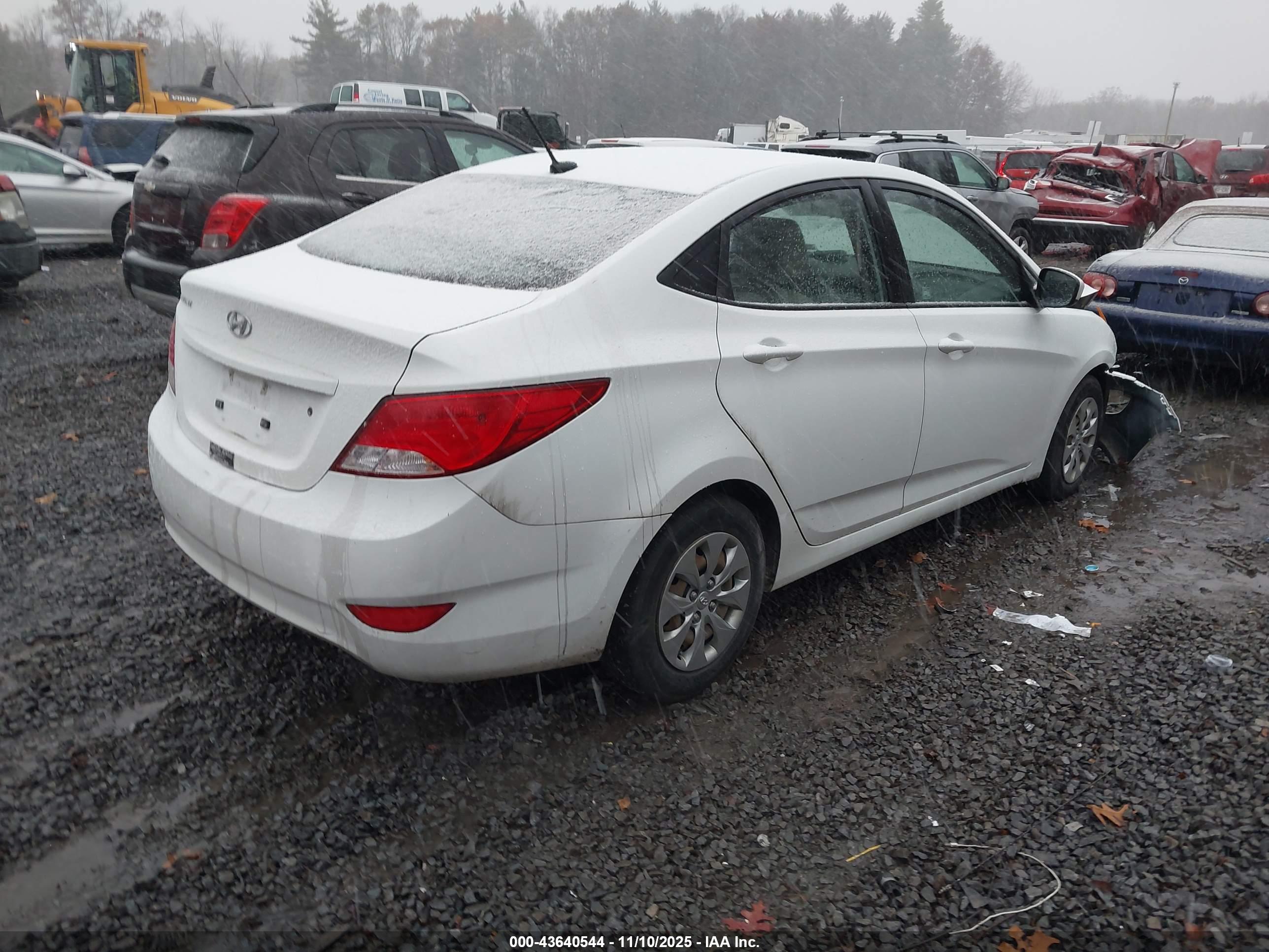 HYUNDAI ACCENT image 4