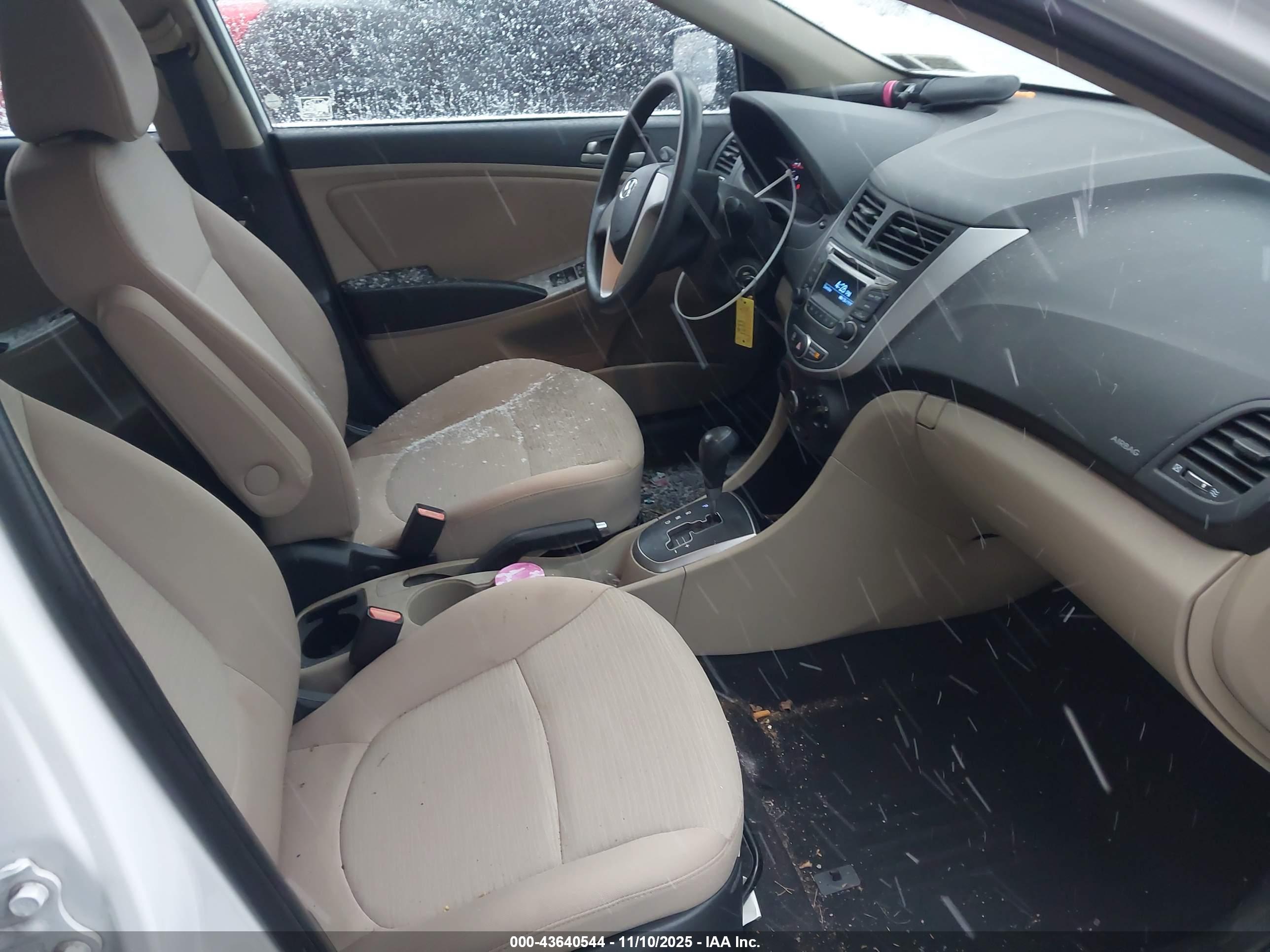 HYUNDAI ACCENT image 5