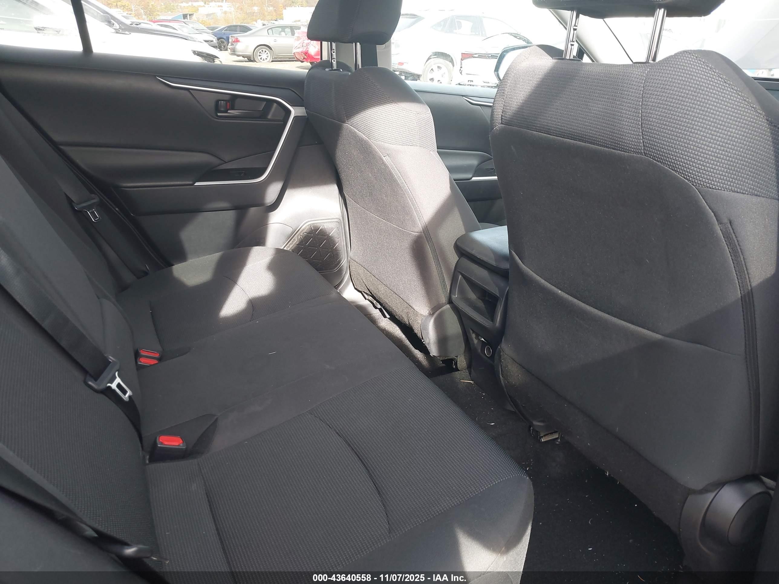 TOYOTA RAV4 image 8