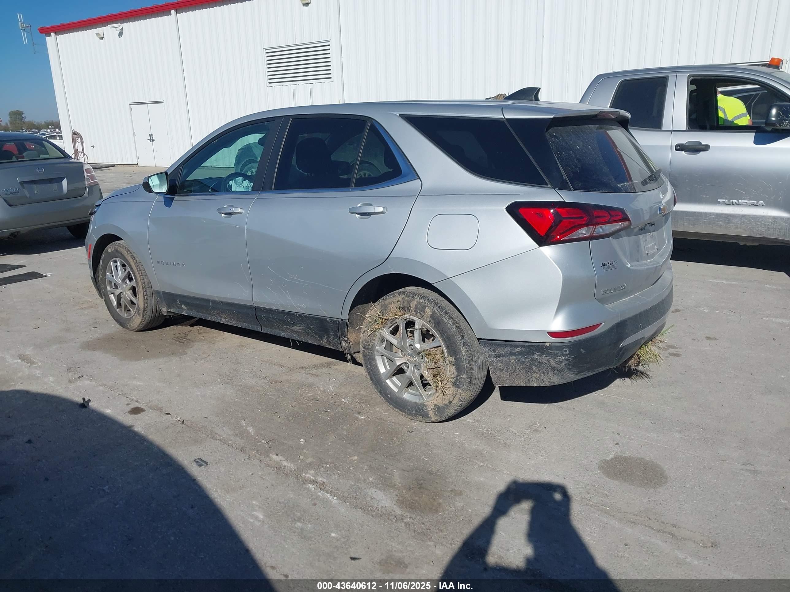 CHEVROLET EQUINOX image 3