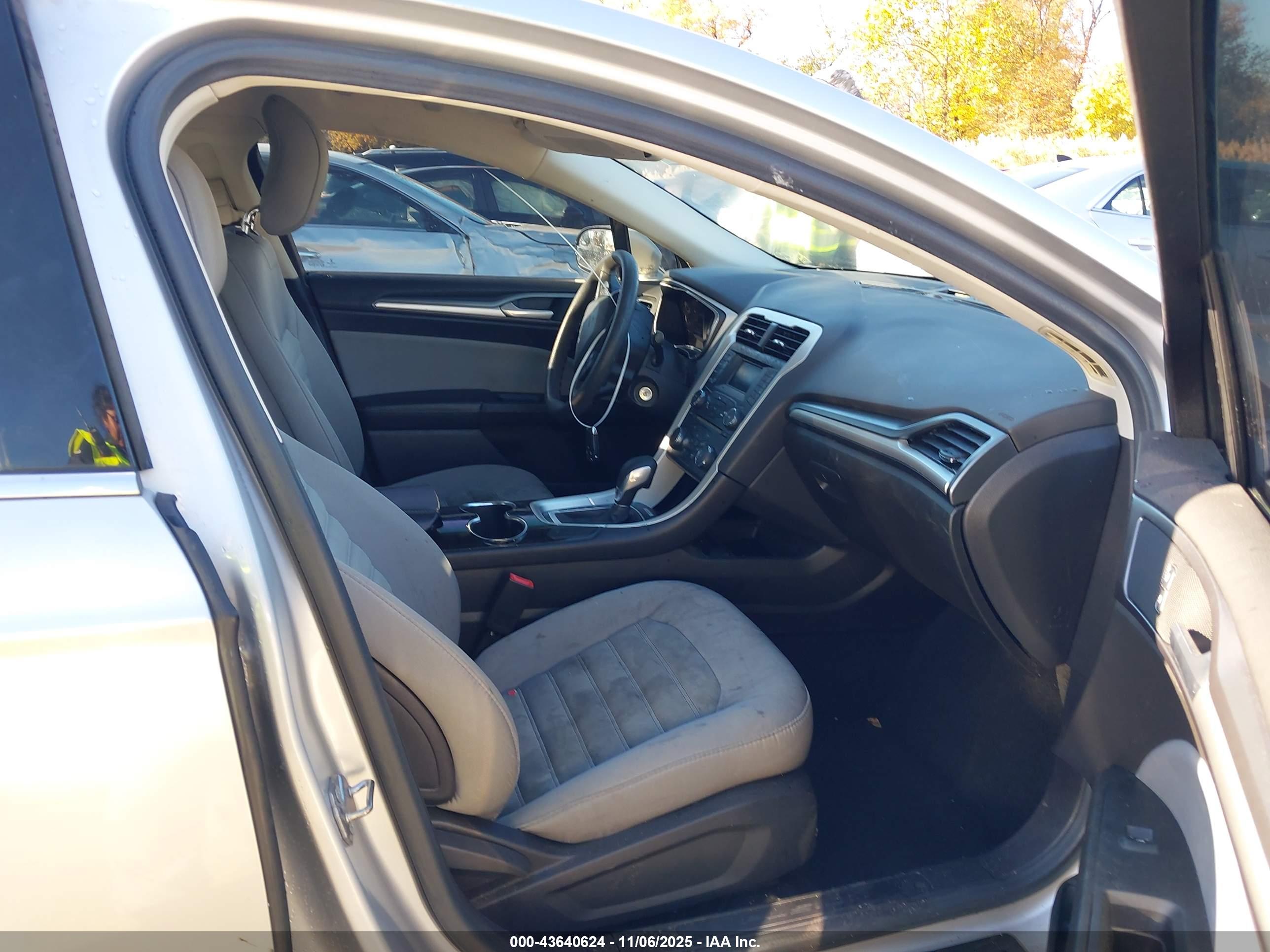 FORD FUSION image 5