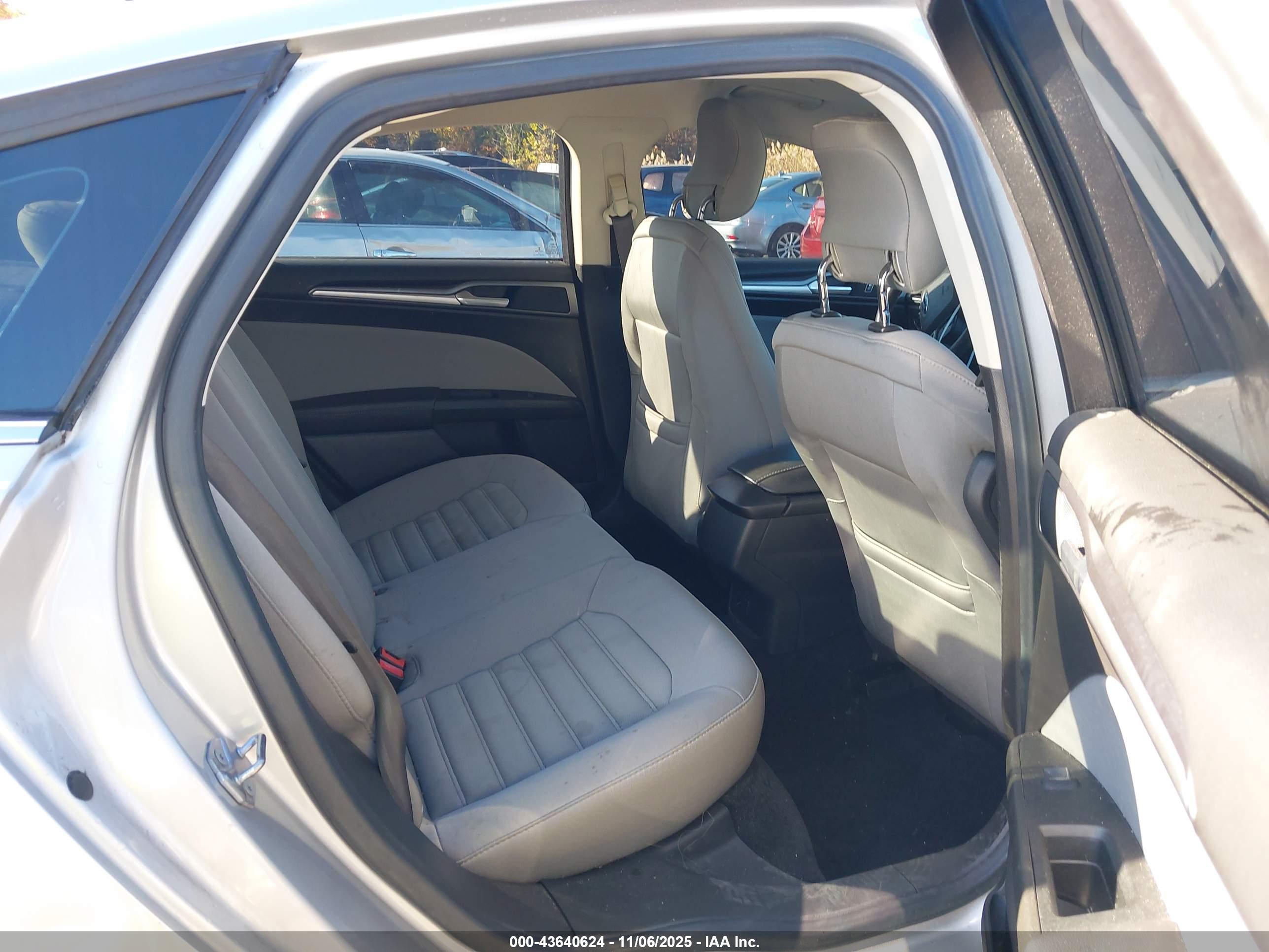 FORD FUSION image 8