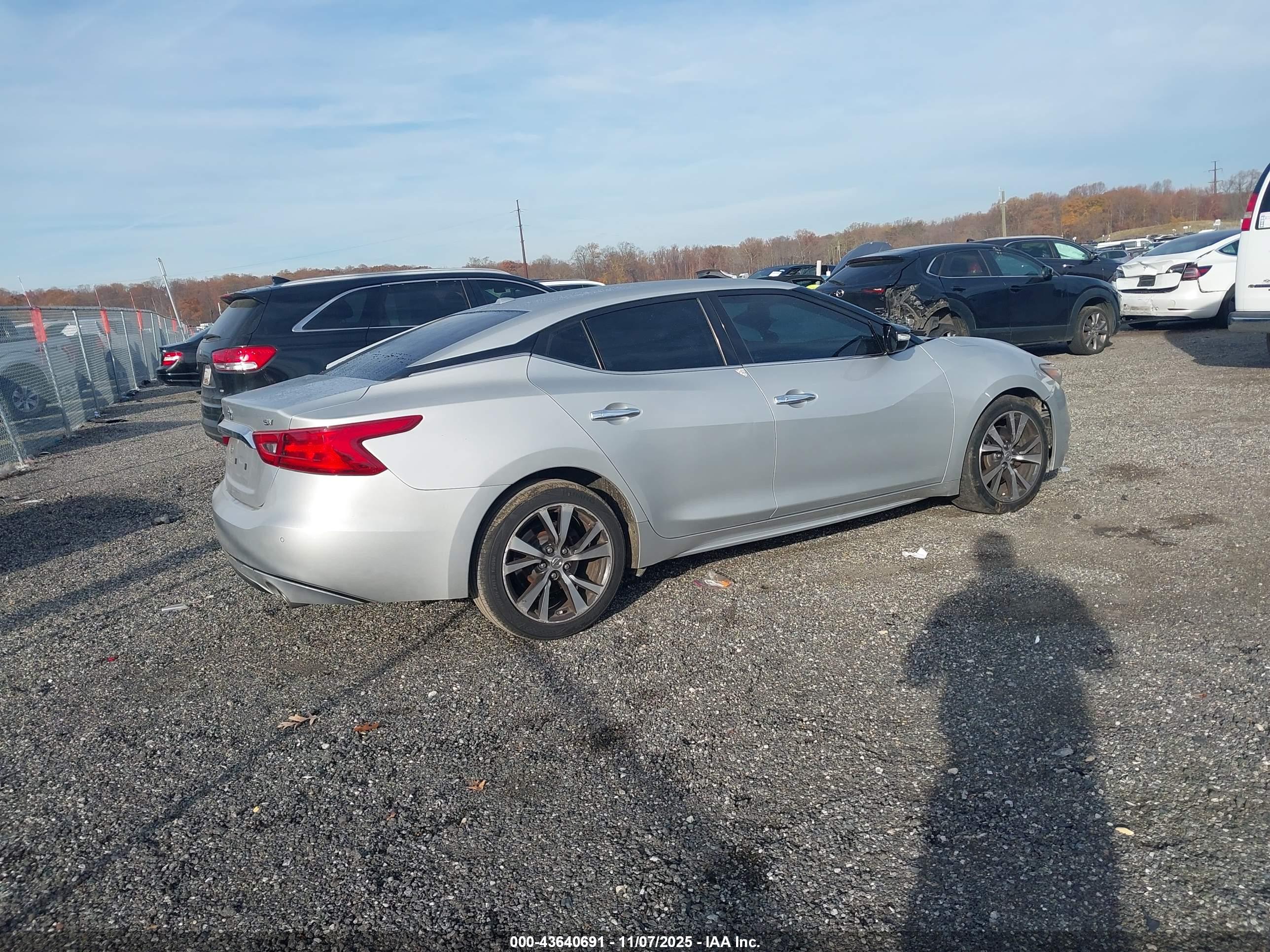NISSAN MAXIMA image 4