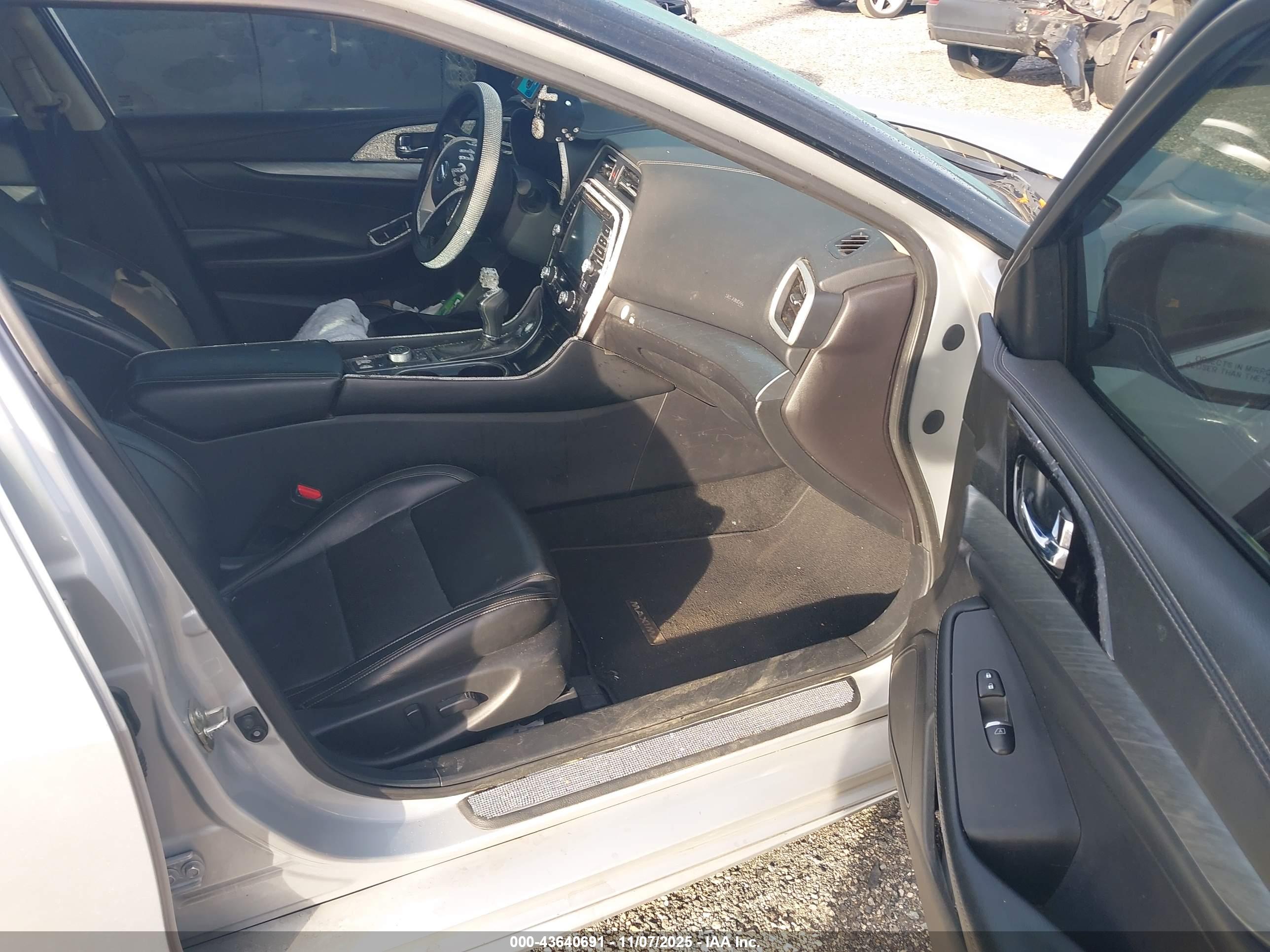 NISSAN MAXIMA image 5