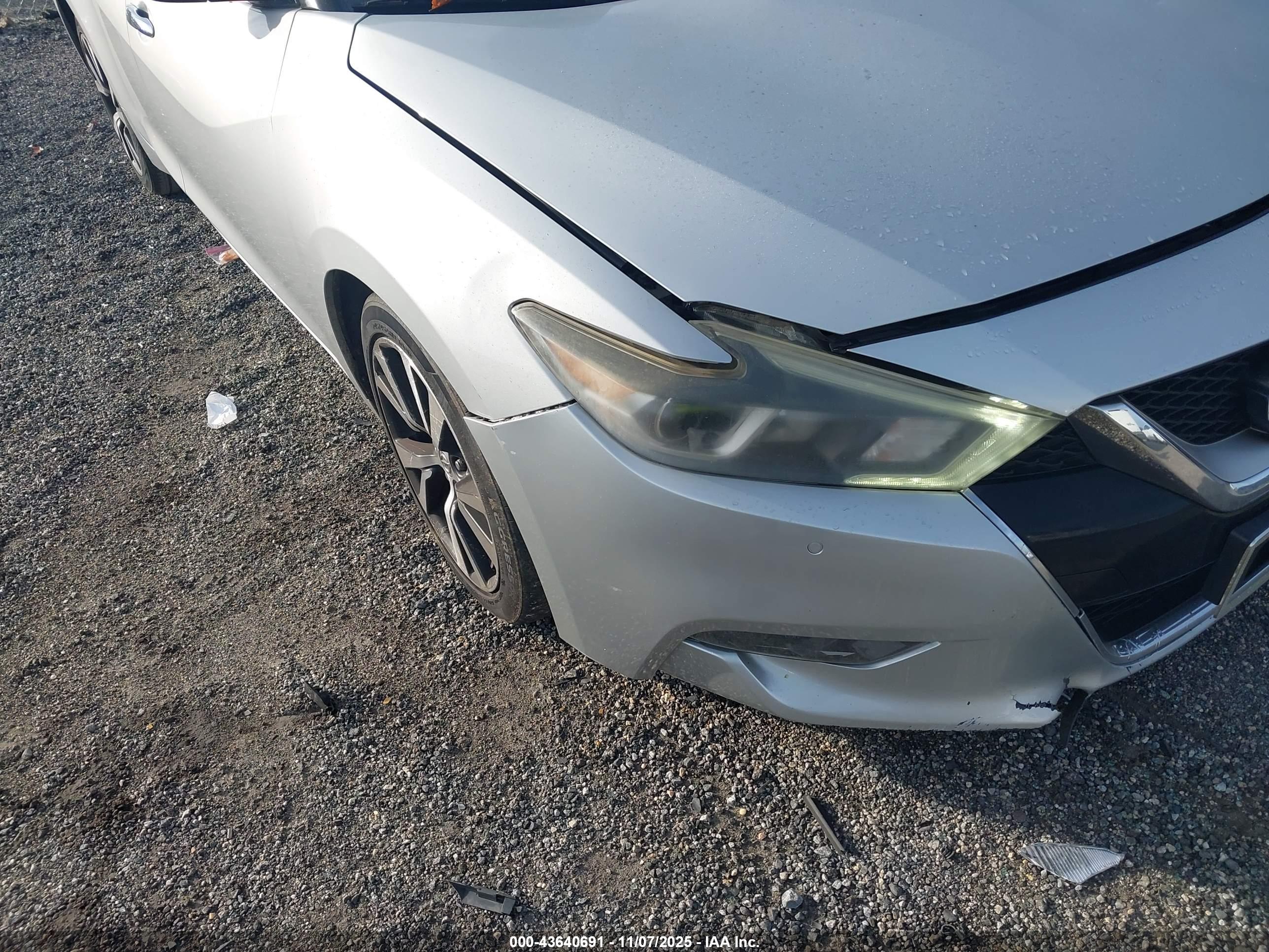 NISSAN MAXIMA image 6