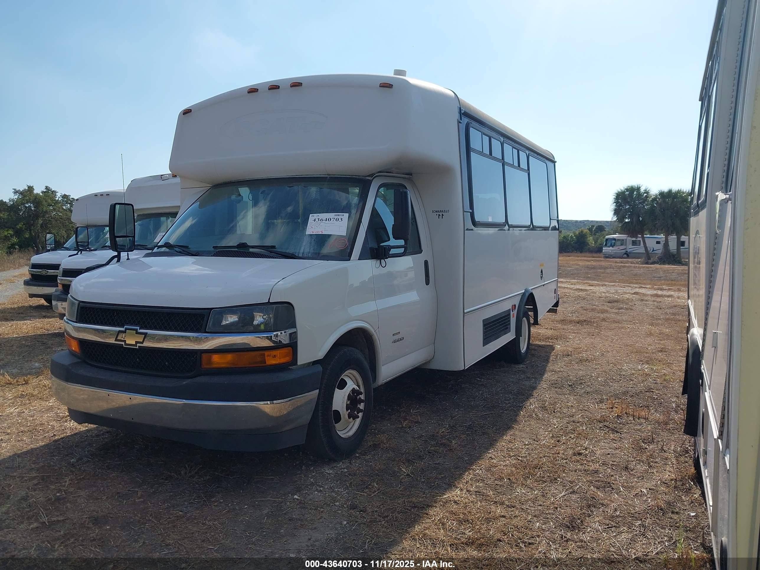 CHEVROLET EXPRESS image 2