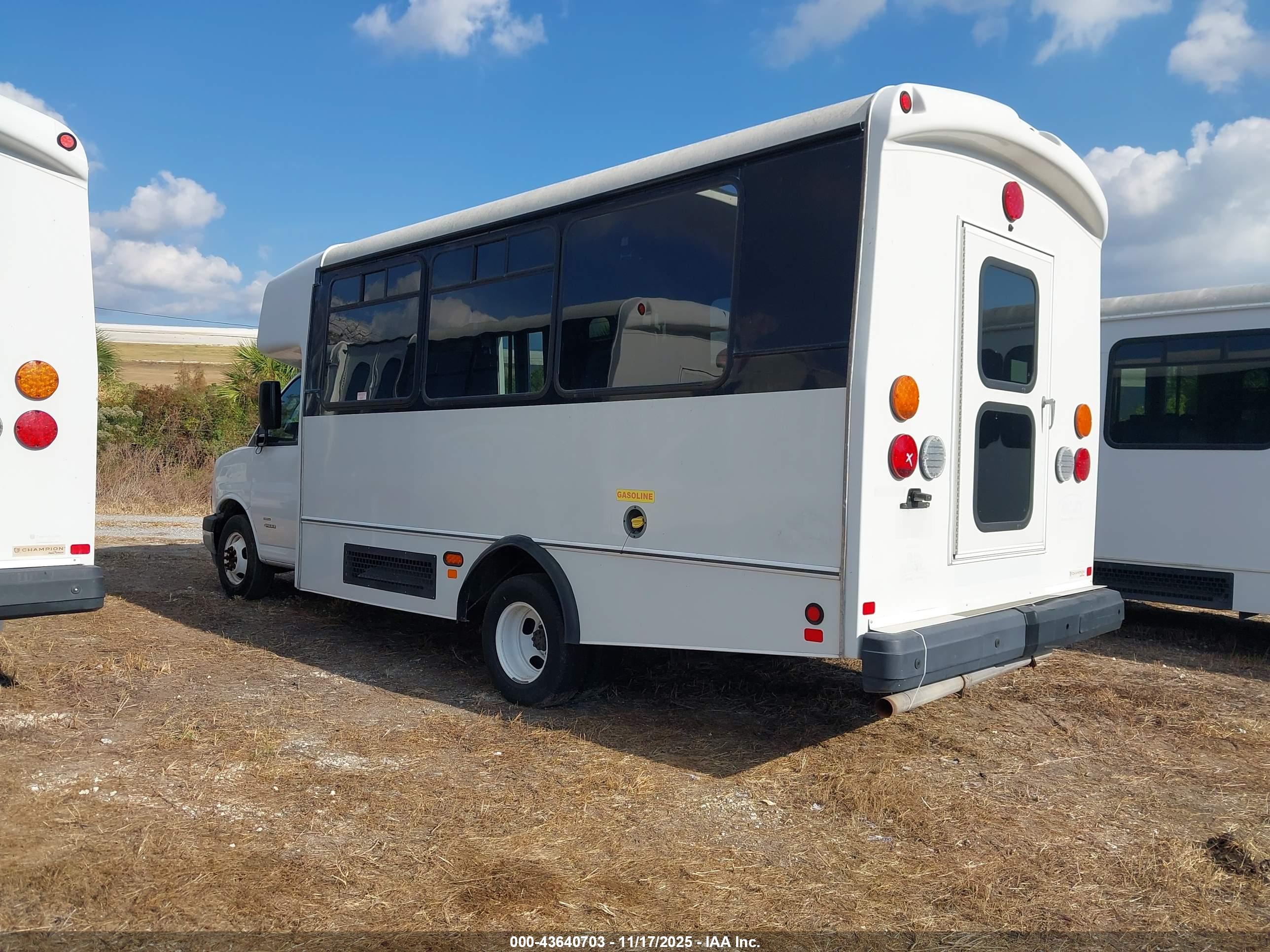 CHEVROLET EXPRESS image 3